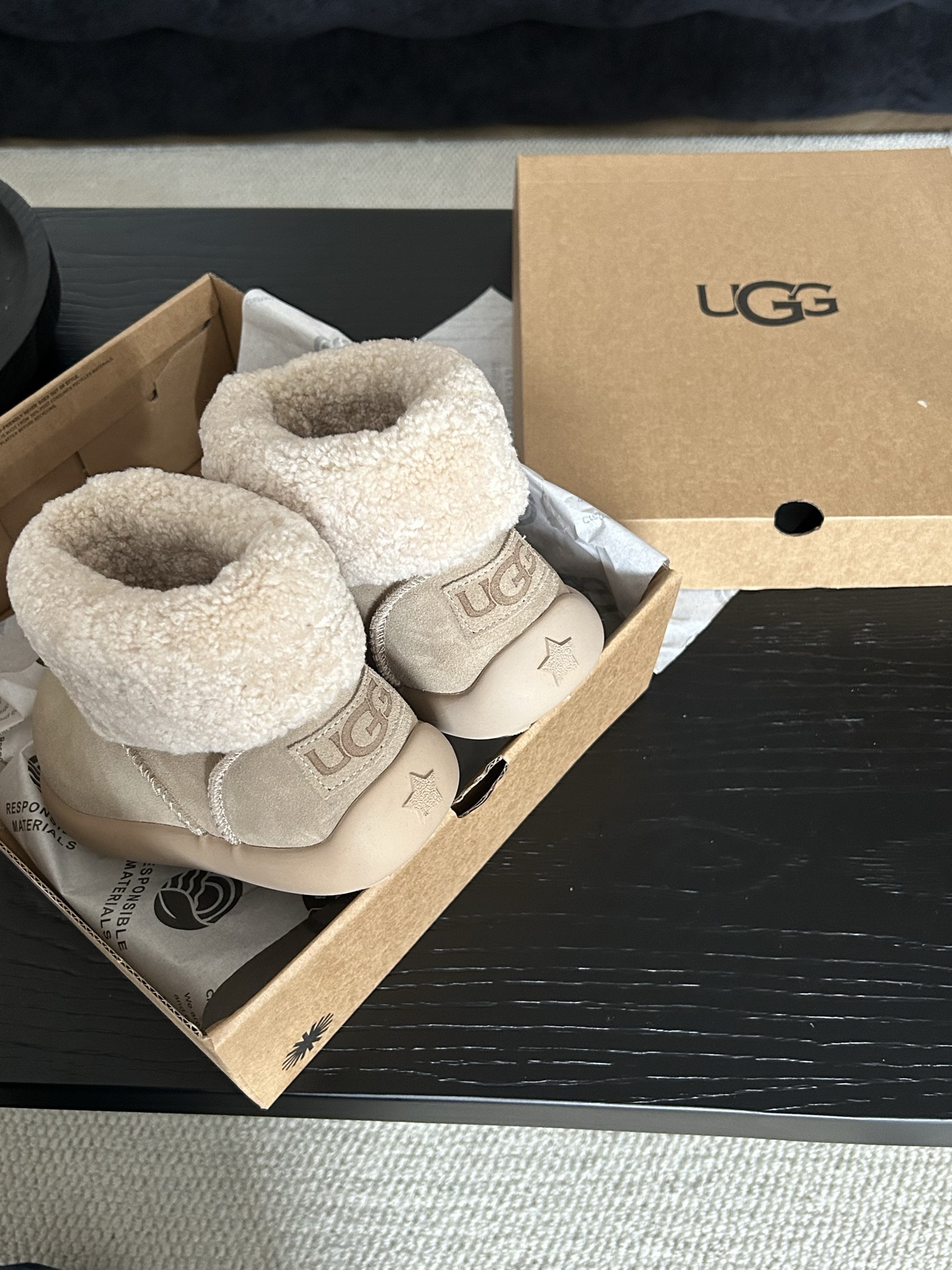 🔥ugg新款甜甜圈卷毛皮扣小土豆靴，牛皮羊毛，卷毛穿搭韩系时尚 颜色：栗色。菜籽。巧色 码数35-40。