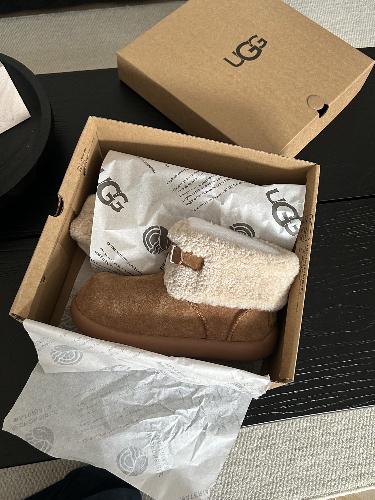 🔥ugg新款甜甜圈卷毛皮扣小土豆靴，牛皮羊毛，卷毛穿搭韩系时尚 颜色：栗色。菜籽。巧色 码数35-40。