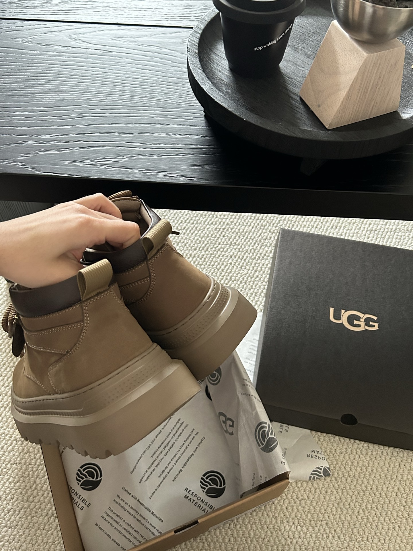 🔥 UGG美式马丁靴 牛皮羊毛，很帅气 的一款马丁靴，男士中必须买的。搭配完美😍 两色：栗色。巧色。码数