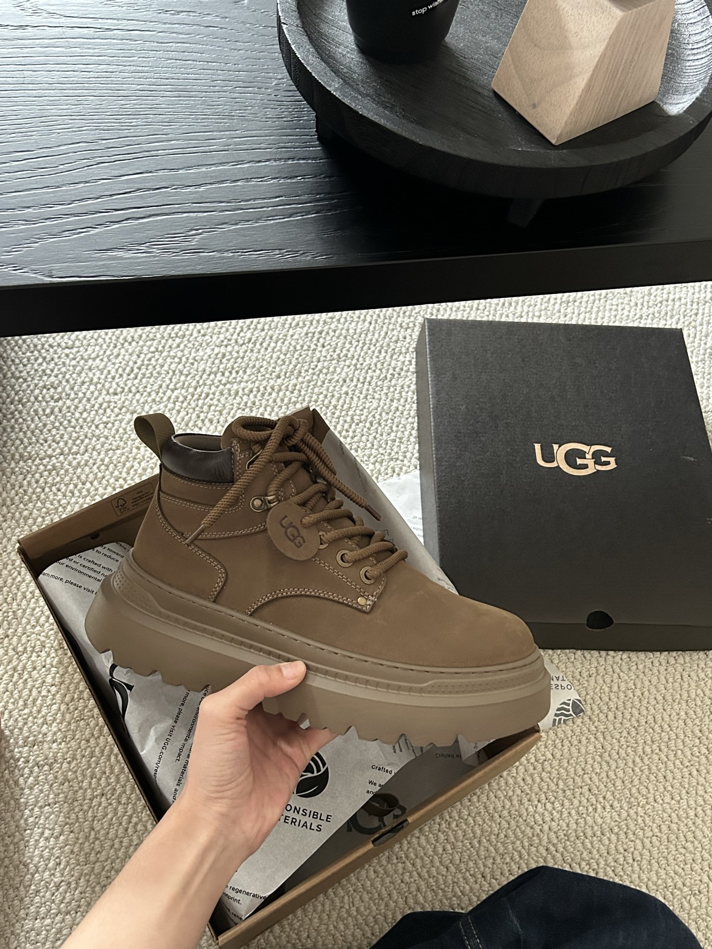 🔥 UGG美式马丁靴 牛皮羊毛，很帅气 的一款马丁靴，男士中必须买的。搭配完美😍 两色：栗色。巧色。码数