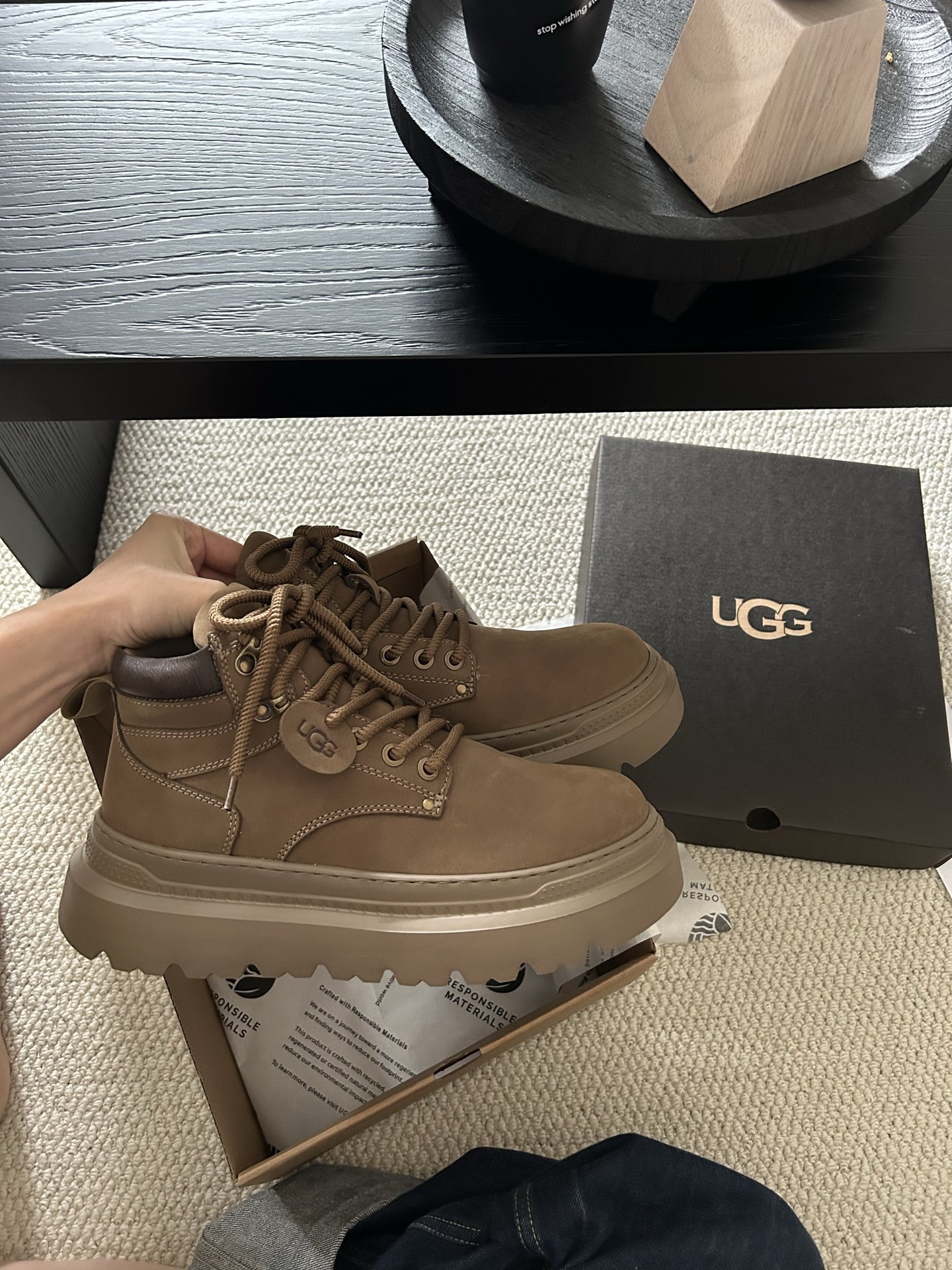 🔥 UGG美式马丁靴 牛皮羊毛，很帅气 的一款马丁靴，男士中必须买的。搭配完美😍 两色：栗色。巧色。码数
