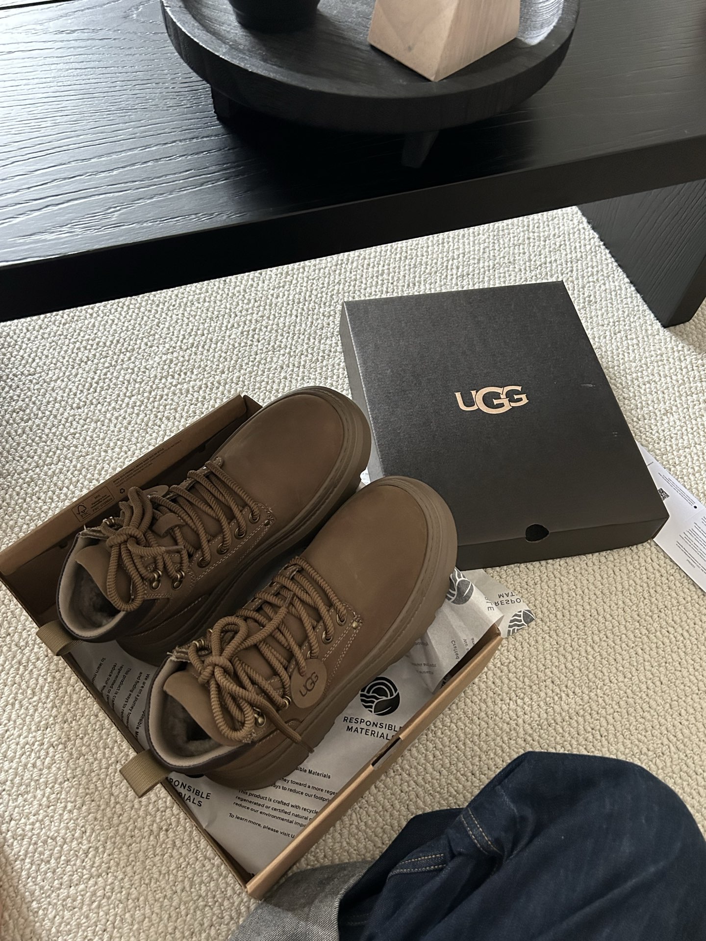 🔥 UGG美式马丁靴 牛皮羊毛，很帅气 的一款马丁靴，男士中必须买的。搭配完美😍 两色：栗色。巧色。码数