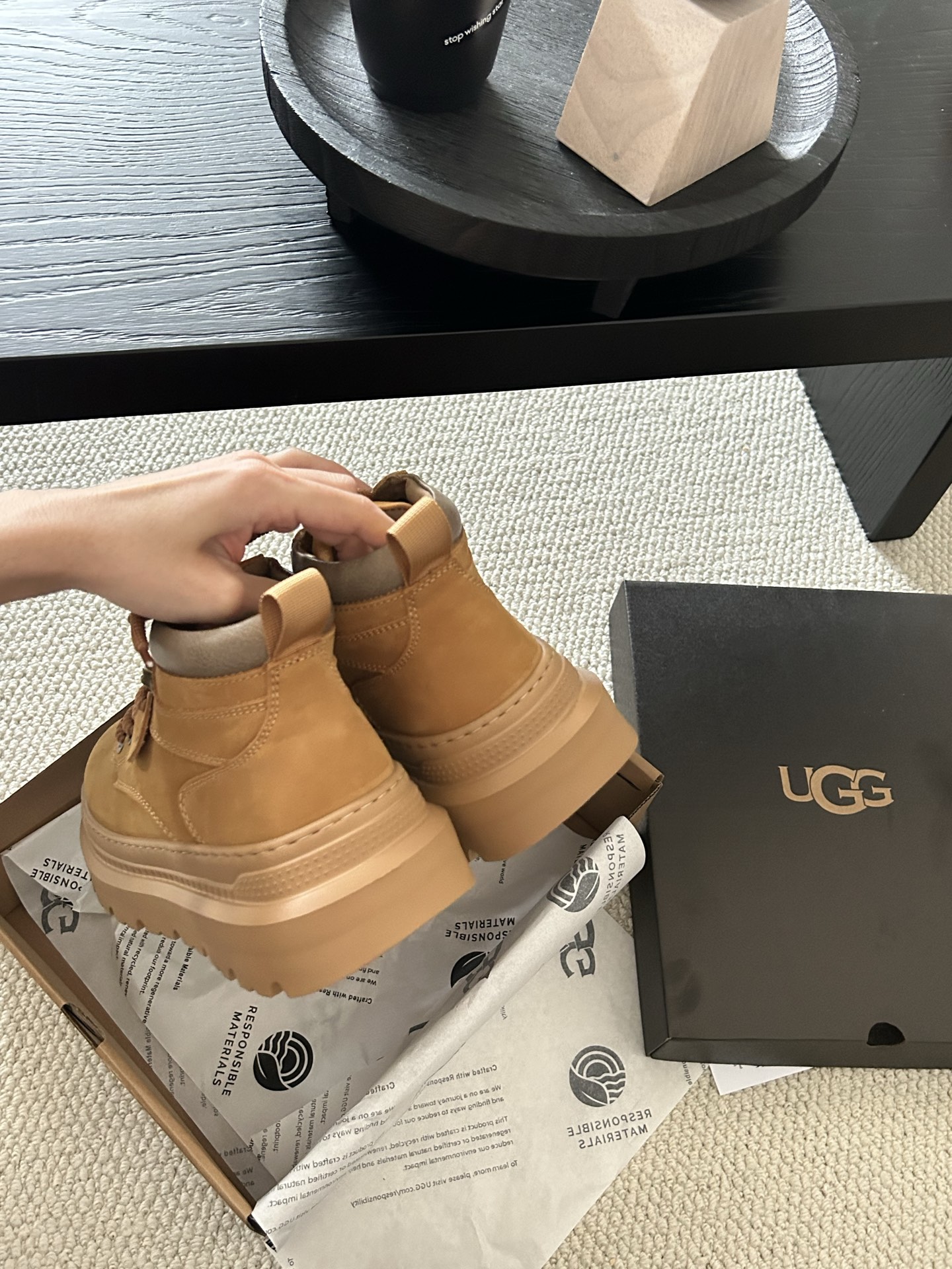 🔥 UGG美式马丁靴 牛皮羊毛，很帅气 的一款马丁靴，男士中必须买的。搭配完美😍 两色：栗色。巧色。码数
