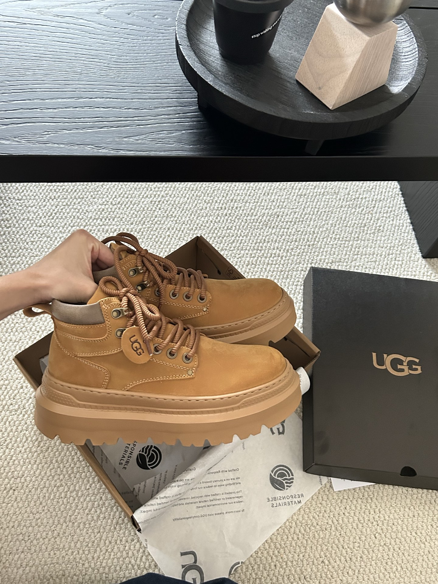 🔥 UGG美式马丁靴 牛皮羊毛，很帅气 的一款马丁靴，男士中必须买的。搭配完美😍 两色：栗色。巧色。码数