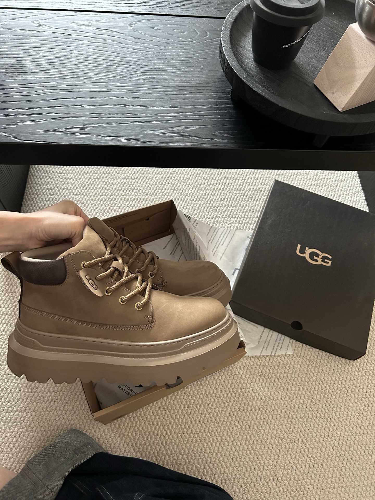 🔥UGG复古二代马丁靴，牛皮羊毛，很帅气 的一款马丁靴，男士中必须买的。搭配完美😍 两色：栗色。巧色。码