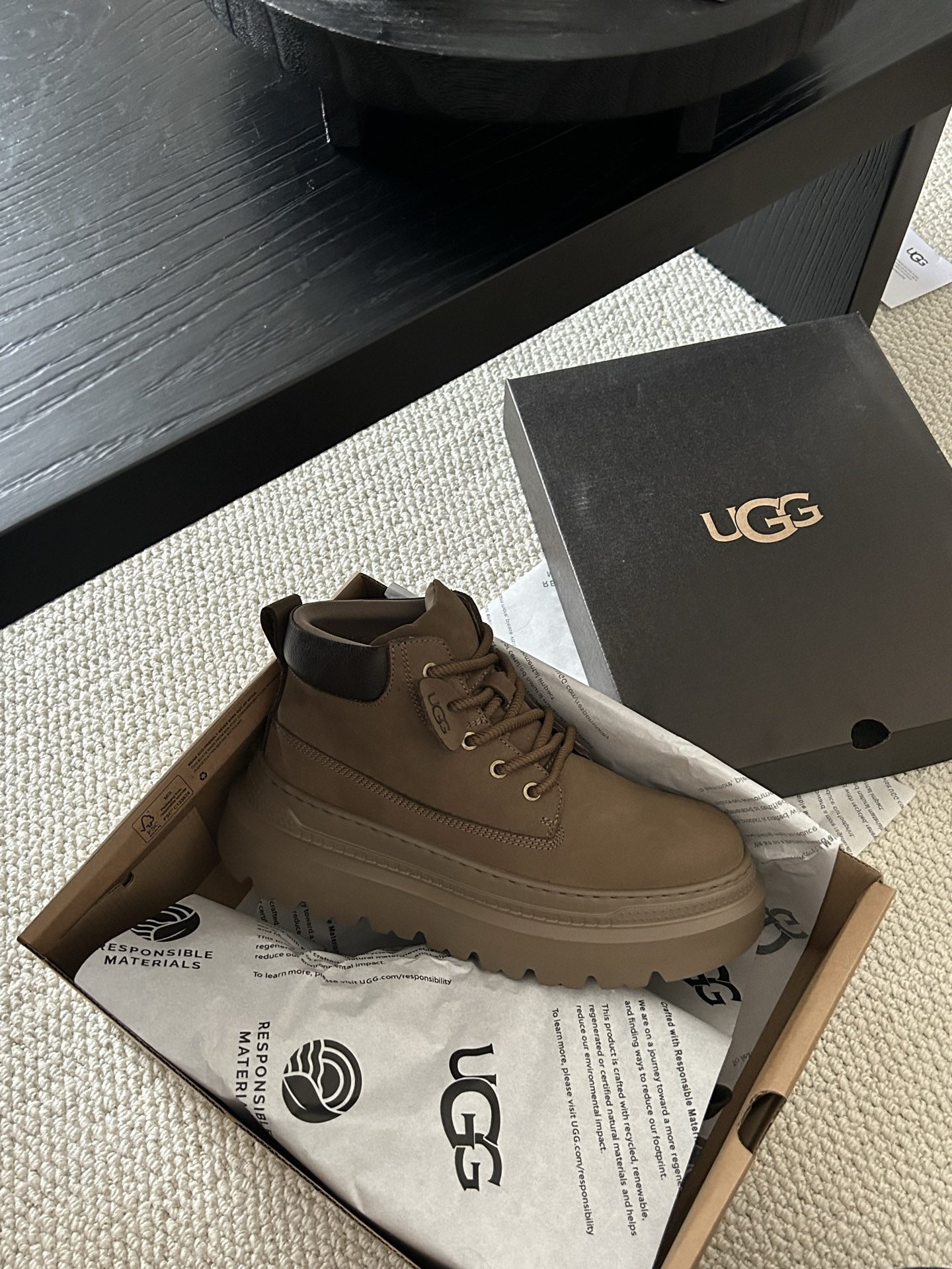 🔥UGG复古二代马丁靴，牛皮羊毛，很帅气 的一款马丁靴，男士中必须买的。搭配完美😍 两色：栗色。巧色。码
