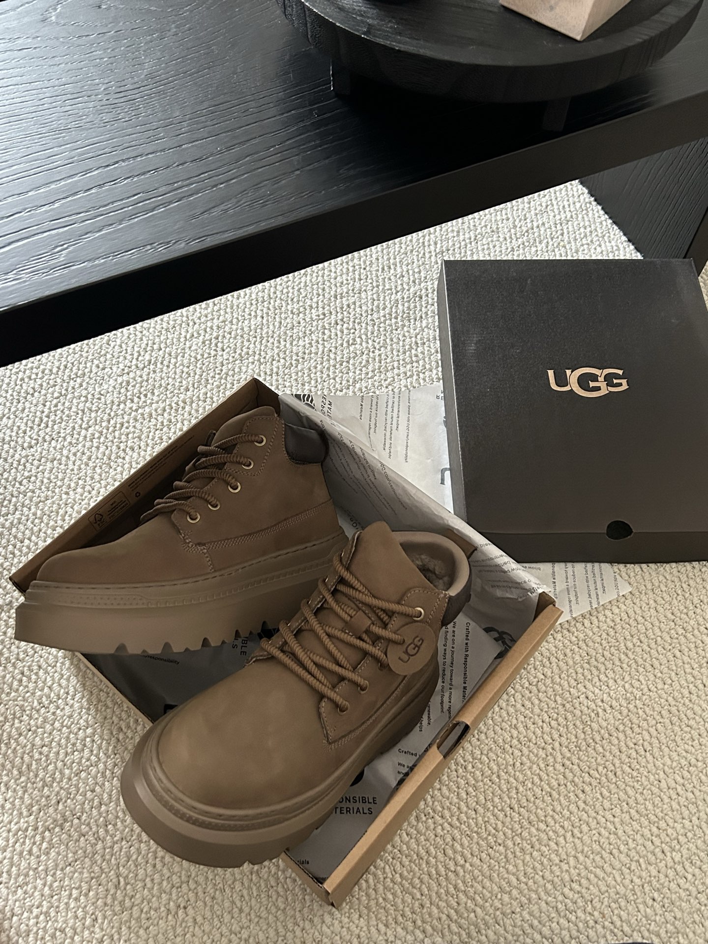 🔥UGG复古二代马丁靴，牛皮羊毛，很帅气 的一款马丁靴，男士中必须买的。搭配完美😍 两色：栗色。巧色。码