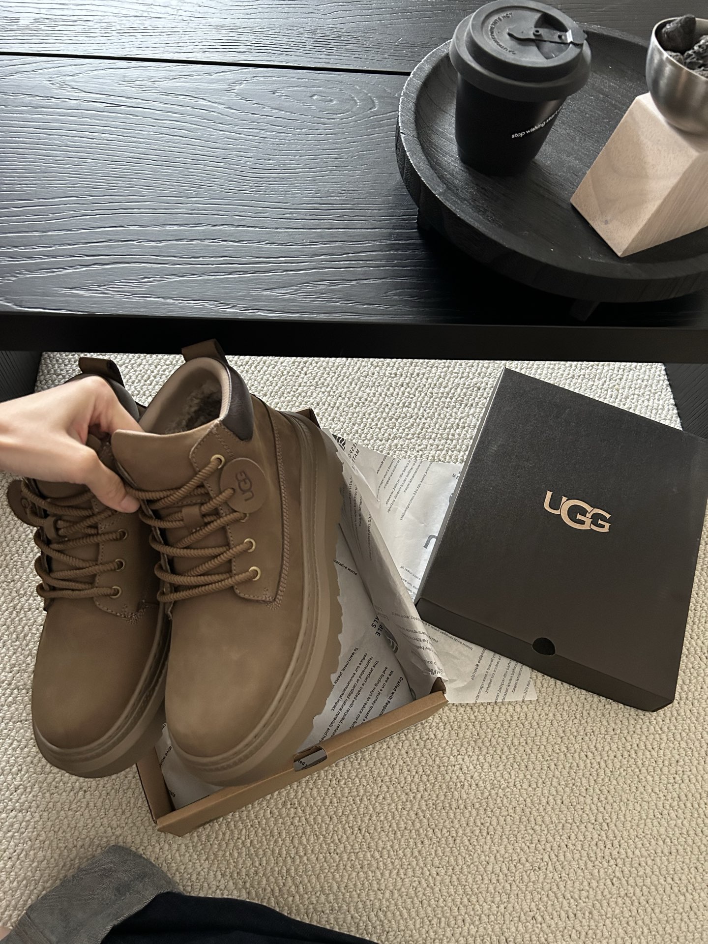🔥UGG复古二代马丁靴，牛皮羊毛，很帅气 的一款马丁靴，男士中必须买的。搭配完美😍 两色：栗色。巧色。码