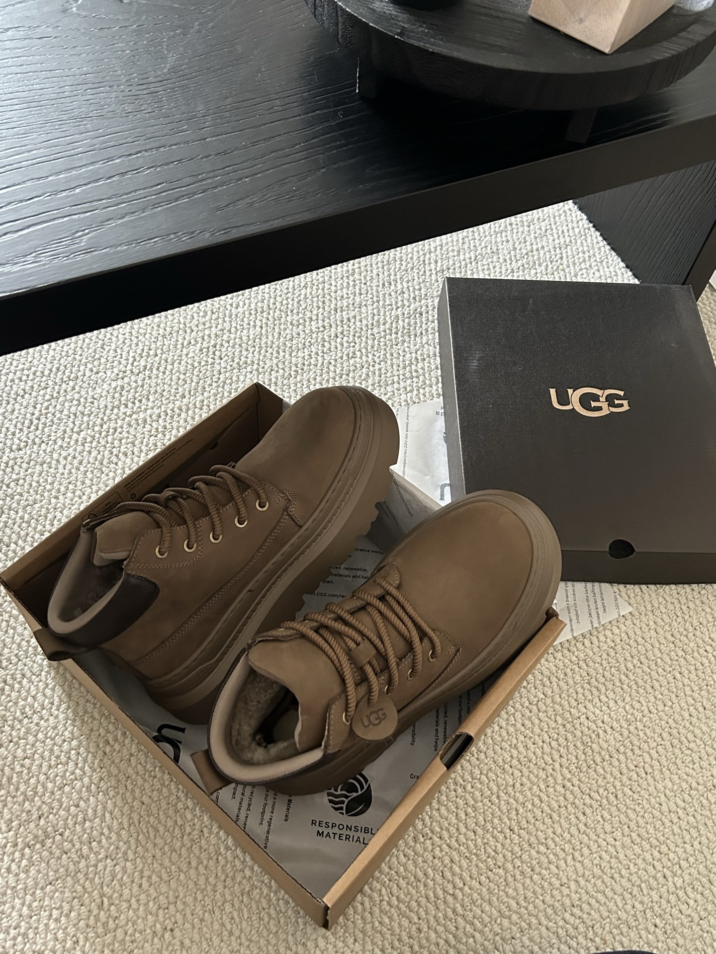 🔥UGG复古二代马丁靴，牛皮羊毛，很帅气 的一款马丁靴，男士中必须买的。搭配完美😍 两色：栗色。巧色。码