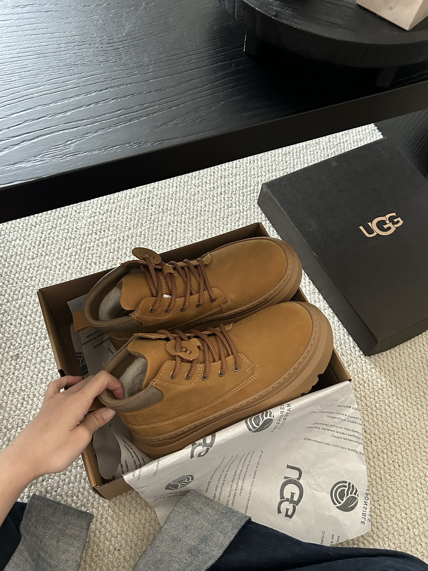 🔥UGG复古二代马丁靴，牛皮羊毛，很帅气 的一款马丁靴，男士中必须买的。搭配完美😍 两色：栗色。巧色。码