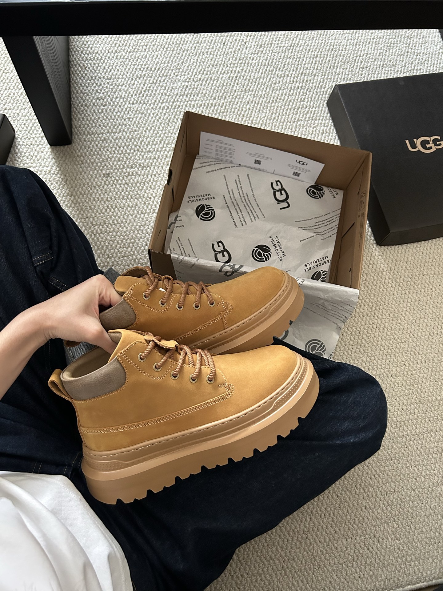 🔥UGG复古二代马丁靴，牛皮羊毛，很帅气 的一款马丁靴，男士中必须买的。搭配完美😍 两色：栗色。巧色。码