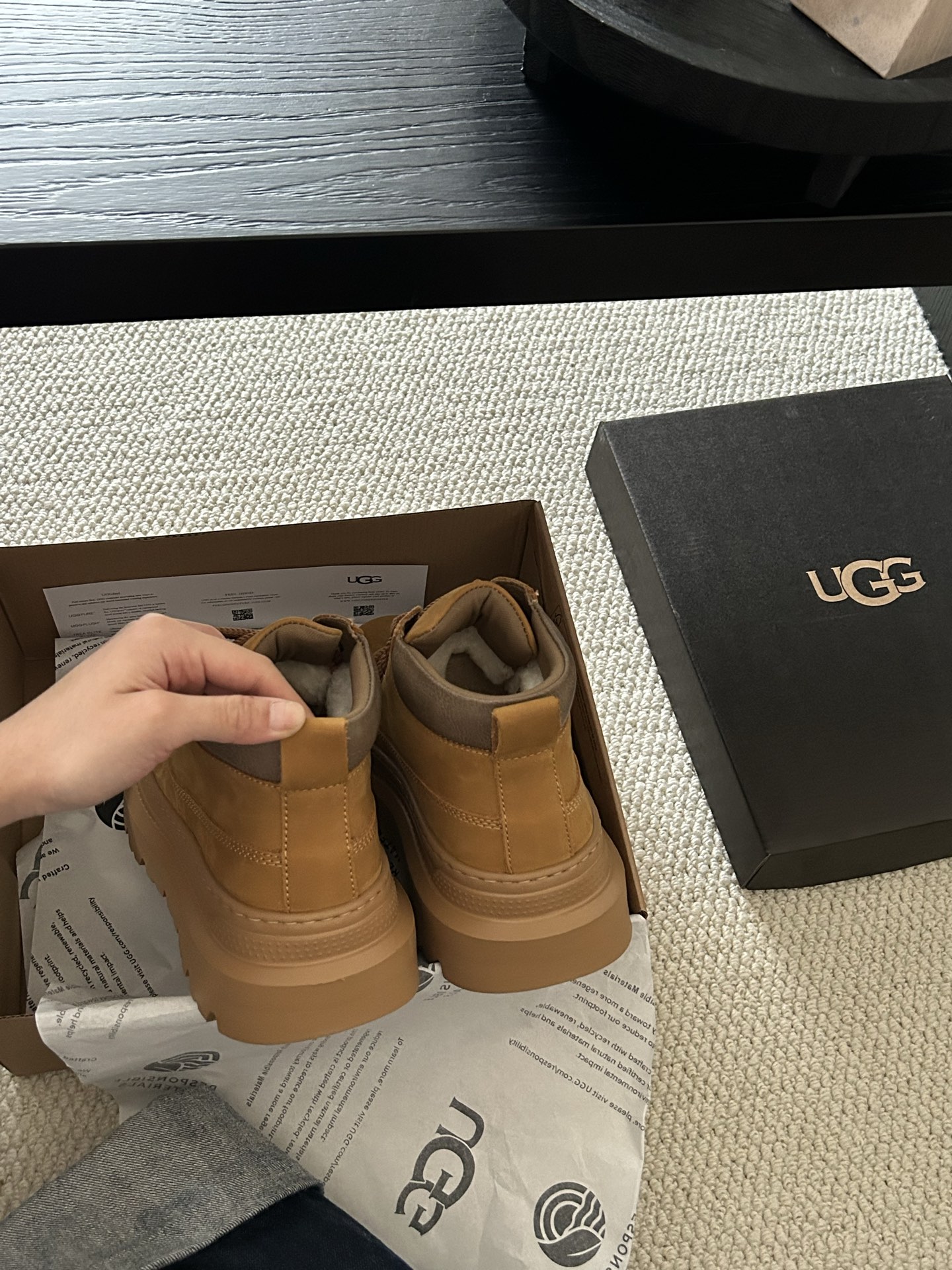 🔥UGG复古二代马丁靴，牛皮羊毛，很帅气 的一款马丁靴，男士中必须买的。搭配完美😍 两色：栗色。巧色。码