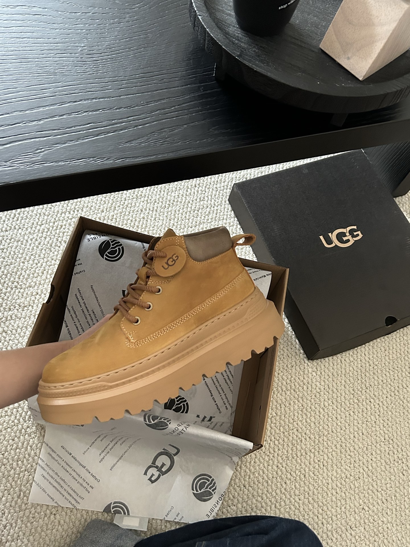 🔥UGG复古二代马丁靴，牛皮羊毛，很帅气 的一款马丁靴，男士中必须买的。搭配完美😍 两色：栗色。巧色。码