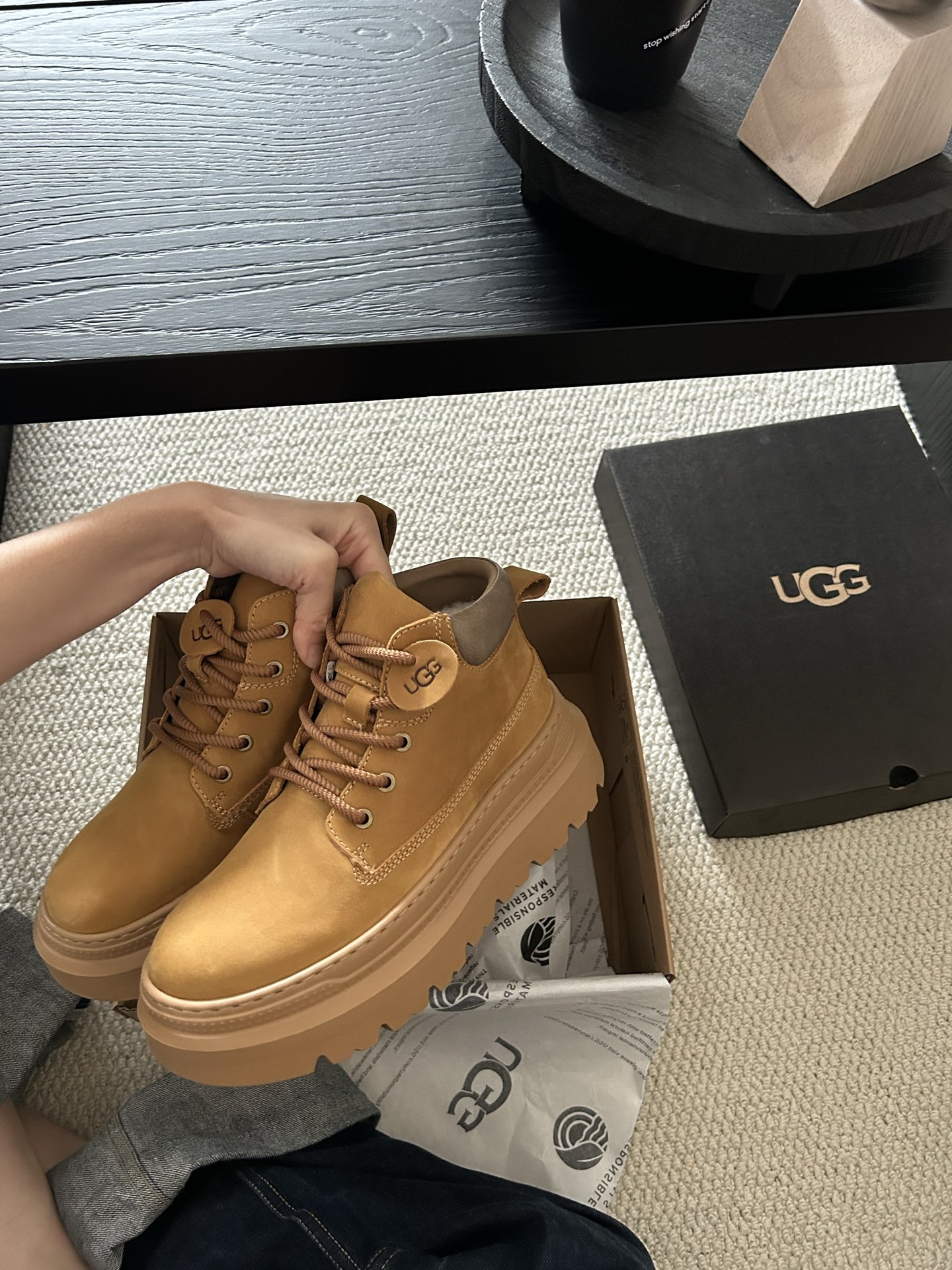 🔥UGG复古二代马丁靴，牛皮羊毛，很帅气 的一款马丁靴，男士中必须买的。搭配完美😍 两色：栗色。巧色。码