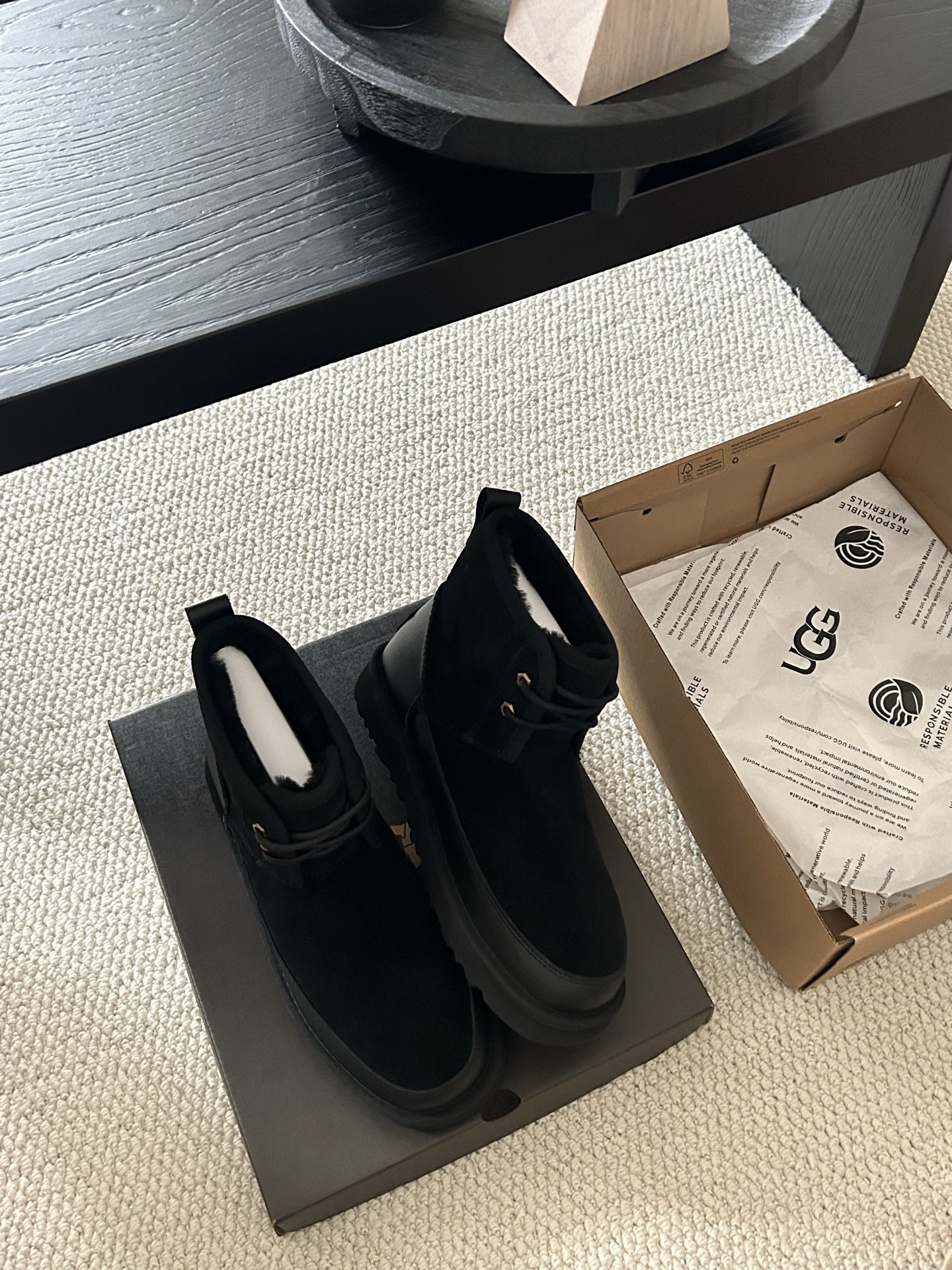 🔥UGG新款男士经典男鞋，很帅气的一款，牛皮羊毛 男士中的经典款，百搭三色：栗色 黑色！码数40-45码