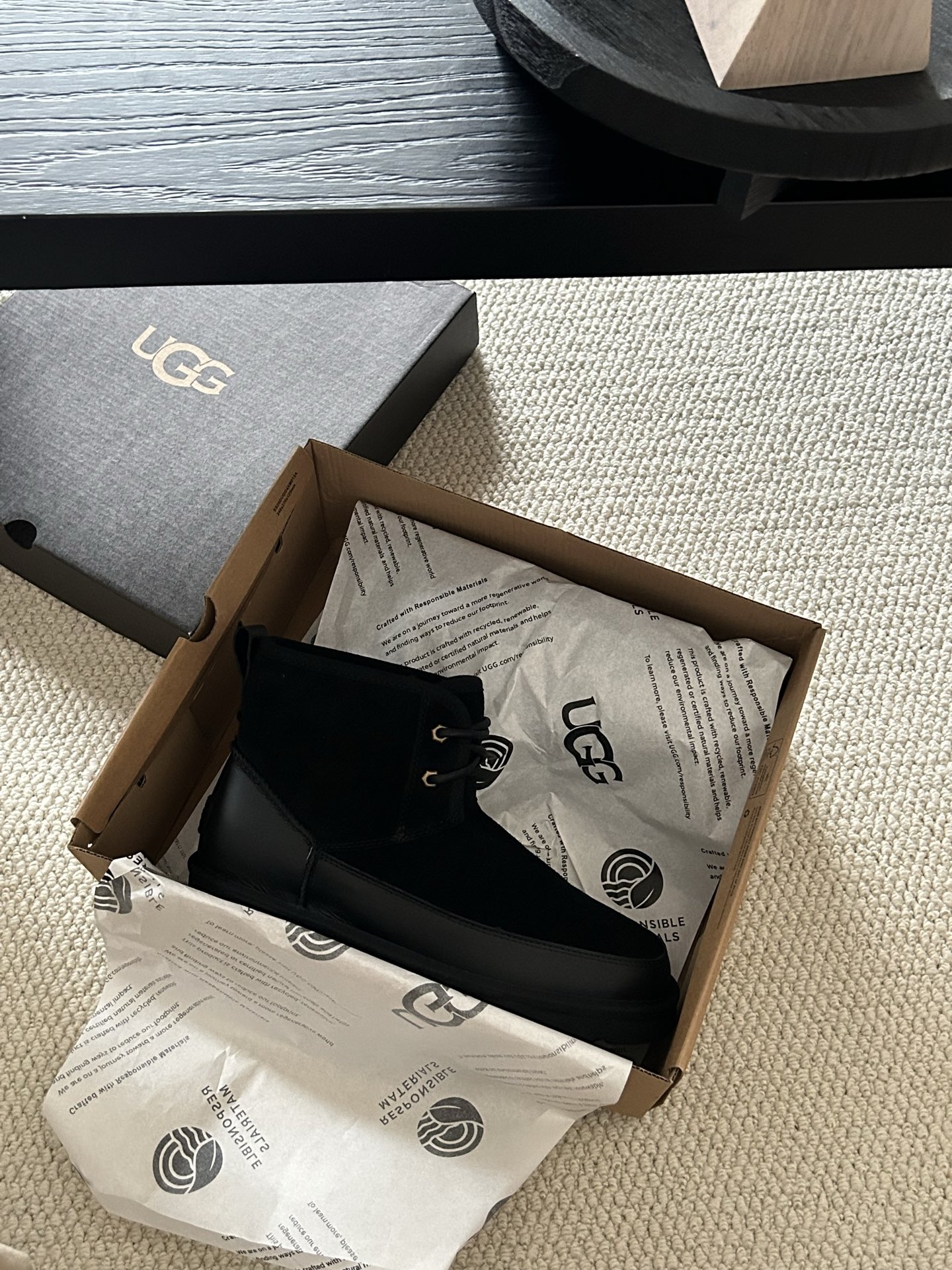 🔥UGG新款男士经典男鞋，很帅气的一款，牛皮羊毛 男士中的经典款，百搭三色：栗色 黑色！码数40-45码