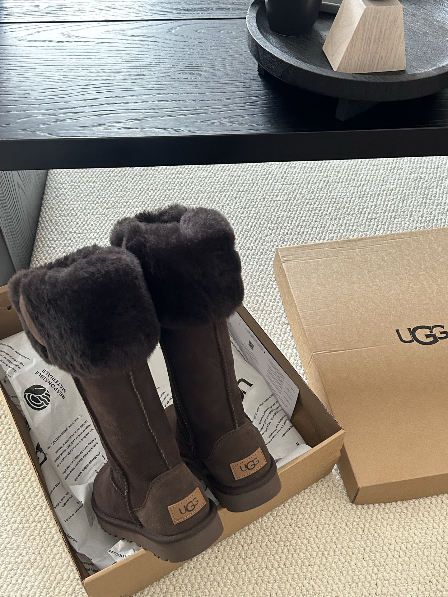 🔥赵露思同款高靴，皮毛一体。翻毛领设计，女神气质范 四色：栗色。灰色。巧色。羚羊色！码数：35-40。