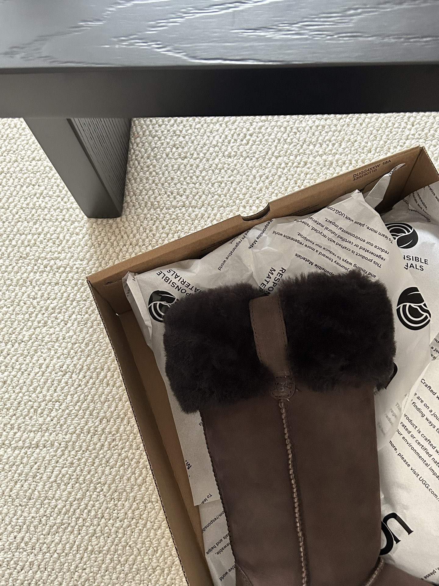 🔥赵露思同款高靴，皮毛一体。翻毛领设计，女神气质范 四色：栗色。灰色。巧色。羚羊色！码数：35-40。