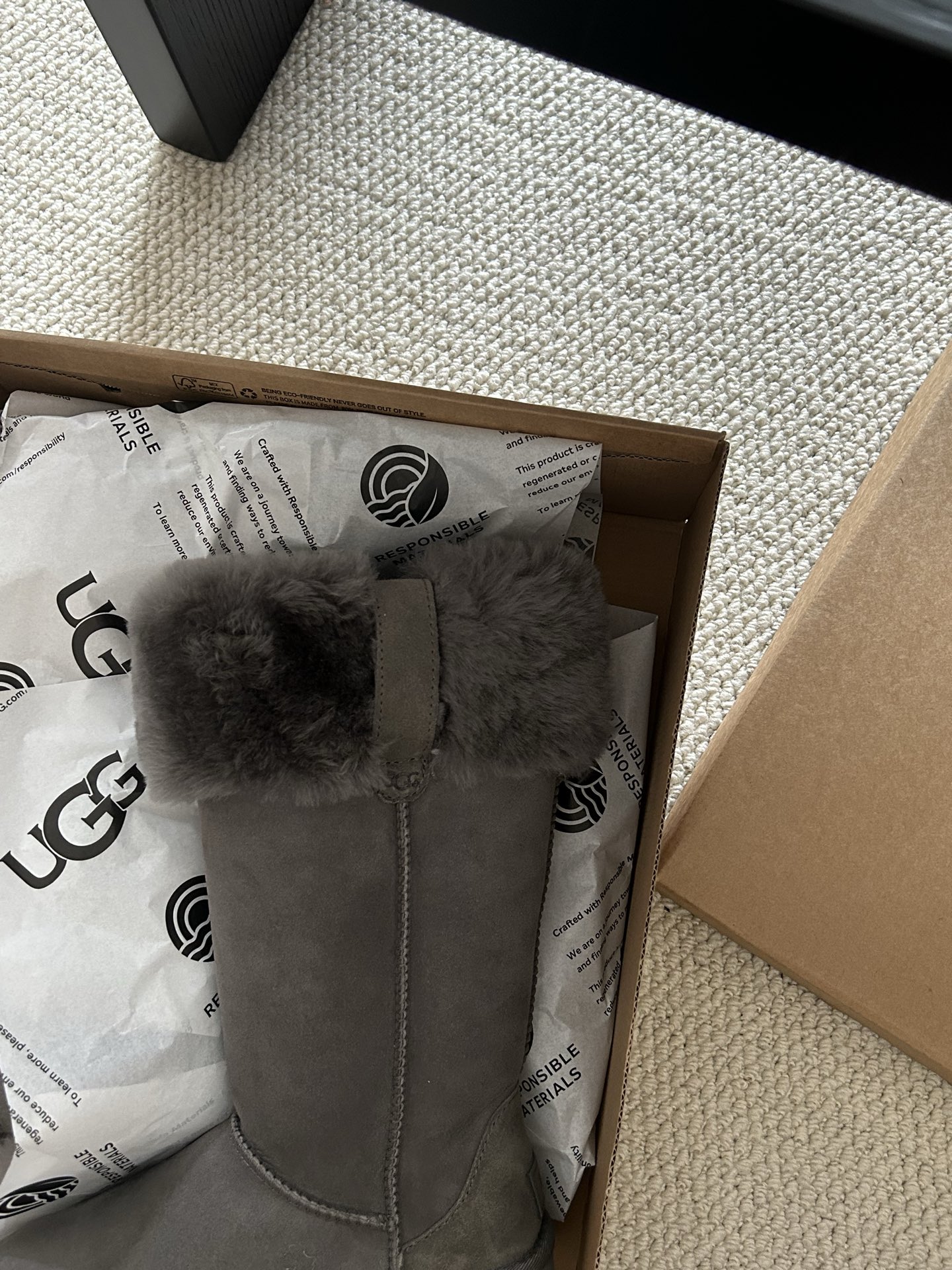 🔥赵露思同款高靴，皮毛一体。翻毛领设计，女神气质范 四色：栗色。灰色。巧色。羚羊色！码数：35-40。