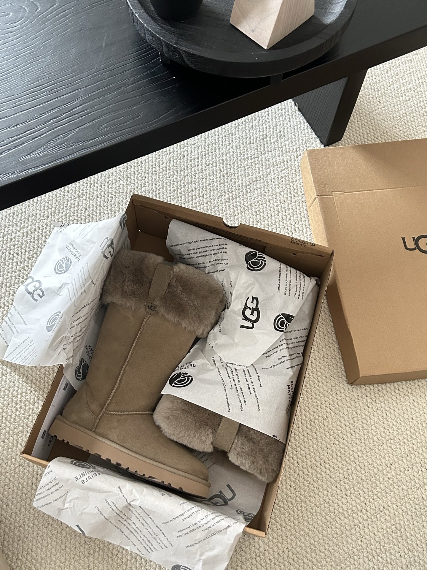 🔥赵露思同款高靴，皮毛一体。翻毛领设计，女神气质范 四色：栗色。灰色。巧色。羚羊色！码数：35-40。