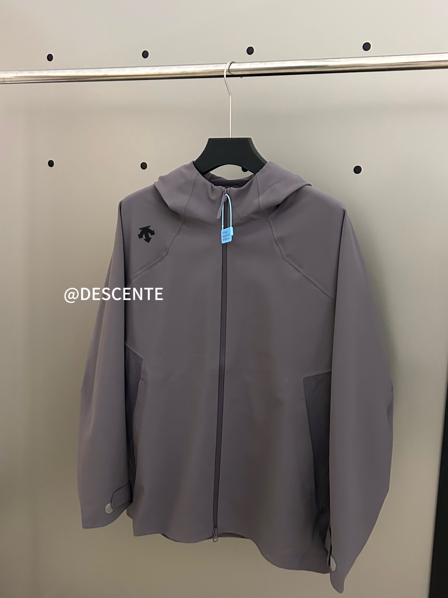 款号751 迪桑特DESCENTE TRAINING系列磨毛加绒夹克 -面料:原版一比一定织定染面料防水透湿 - 压胶工艺:整衣运用压胶工艺,实现无缝连接,避免了传统缝线可能带来的摩擦和不适感,穿着更加舒适,同时也增强了服装的防水性和耐用性.