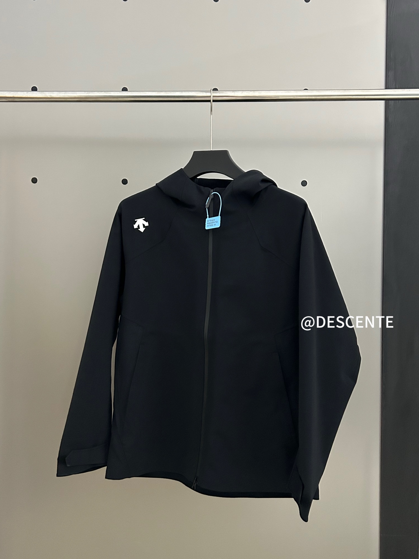 款号751 迪桑特DESCENTE TRAINING系列磨毛加绒夹克 -面料:原版一比一定织定染面料防水透湿 - 压胶工艺:整衣运用压胶工艺,实现无缝连接,避免了传统缝线可能带来的摩擦和不适感,穿着更加舒适,同时也增强了服装的防水性和耐用性.