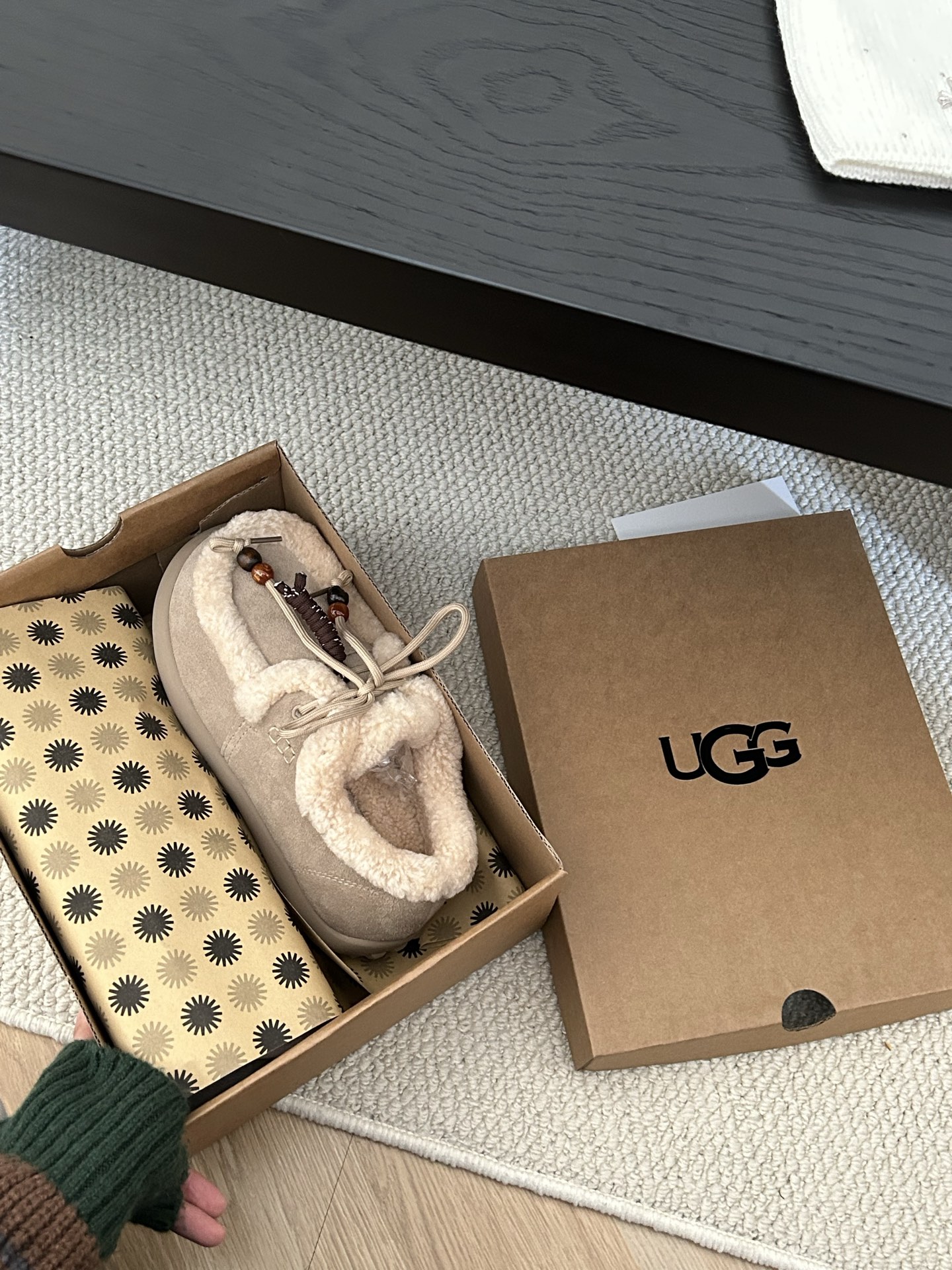 🔥UGG栗子酱豆豆鞋，秋冬必备保暖鞋款！牛绒鞋面+澳洲羊毛内里，防风锁温，零下天气也能温暖包裹双脚。鞋口