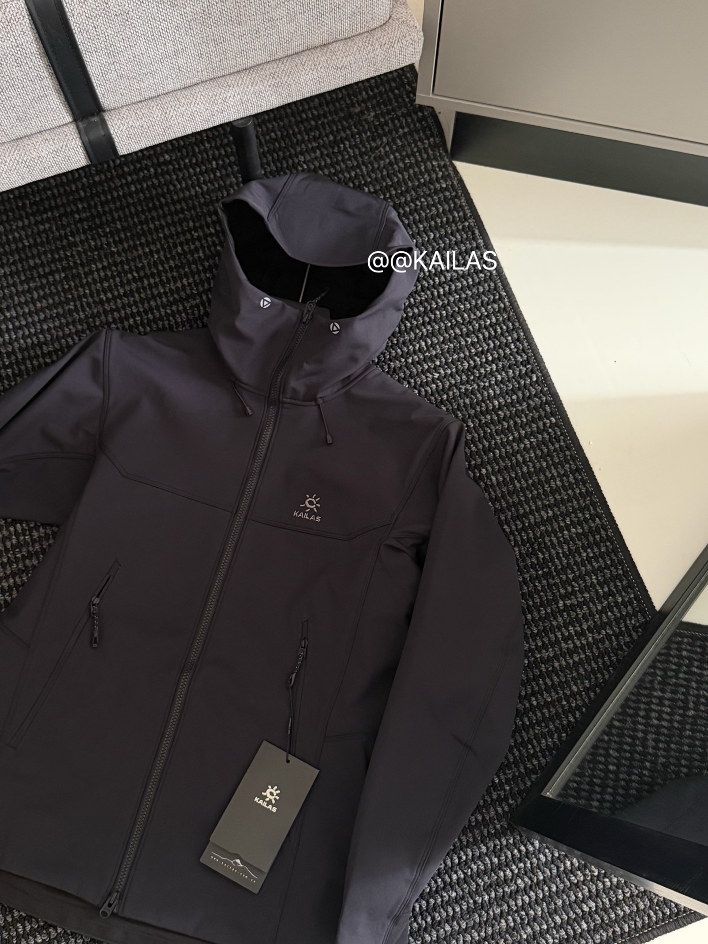 KAILAS软壳冲锋衣/玄青黑色细节