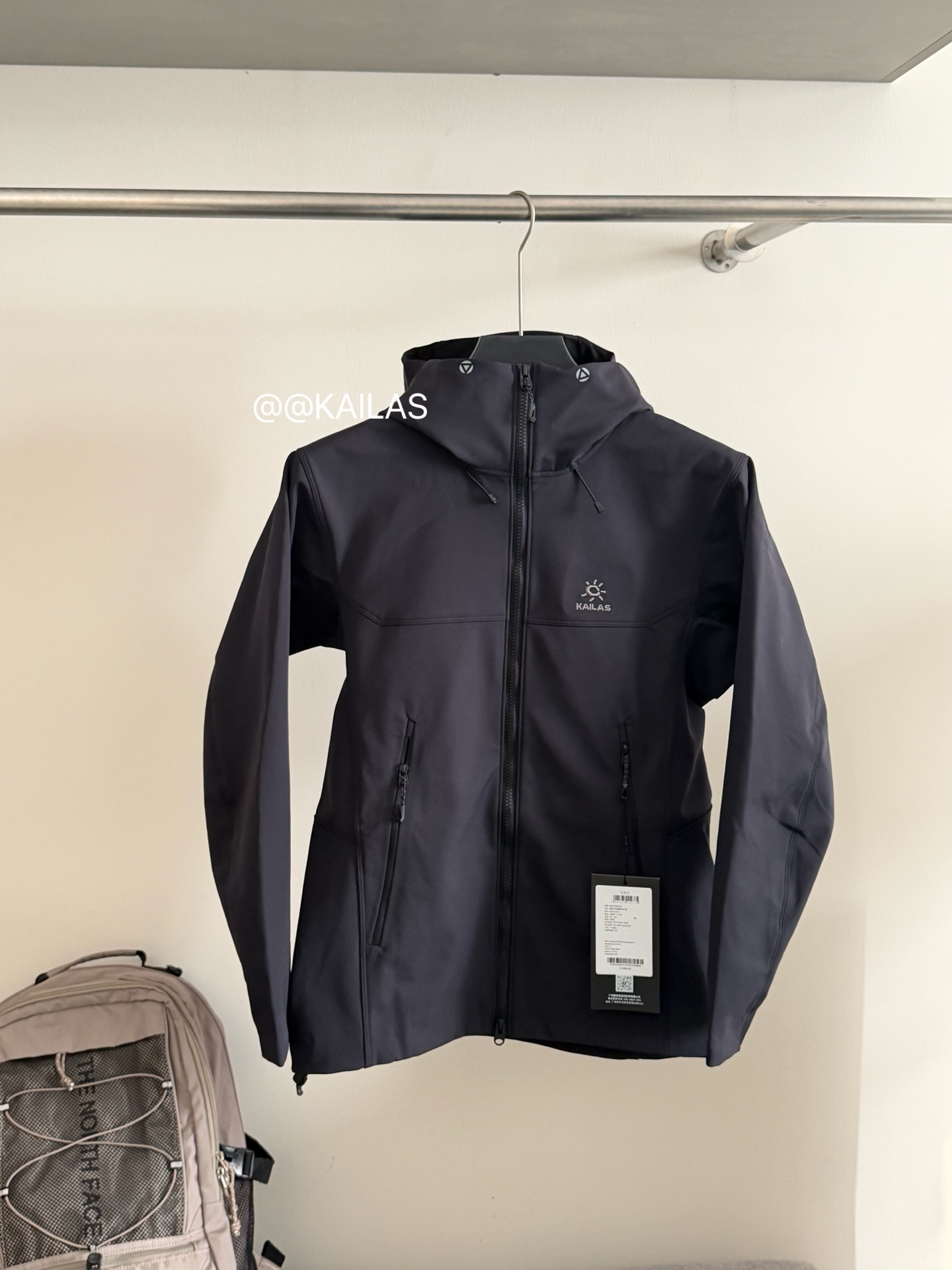 KAILAS软壳冲锋衣/玄青黑色细节