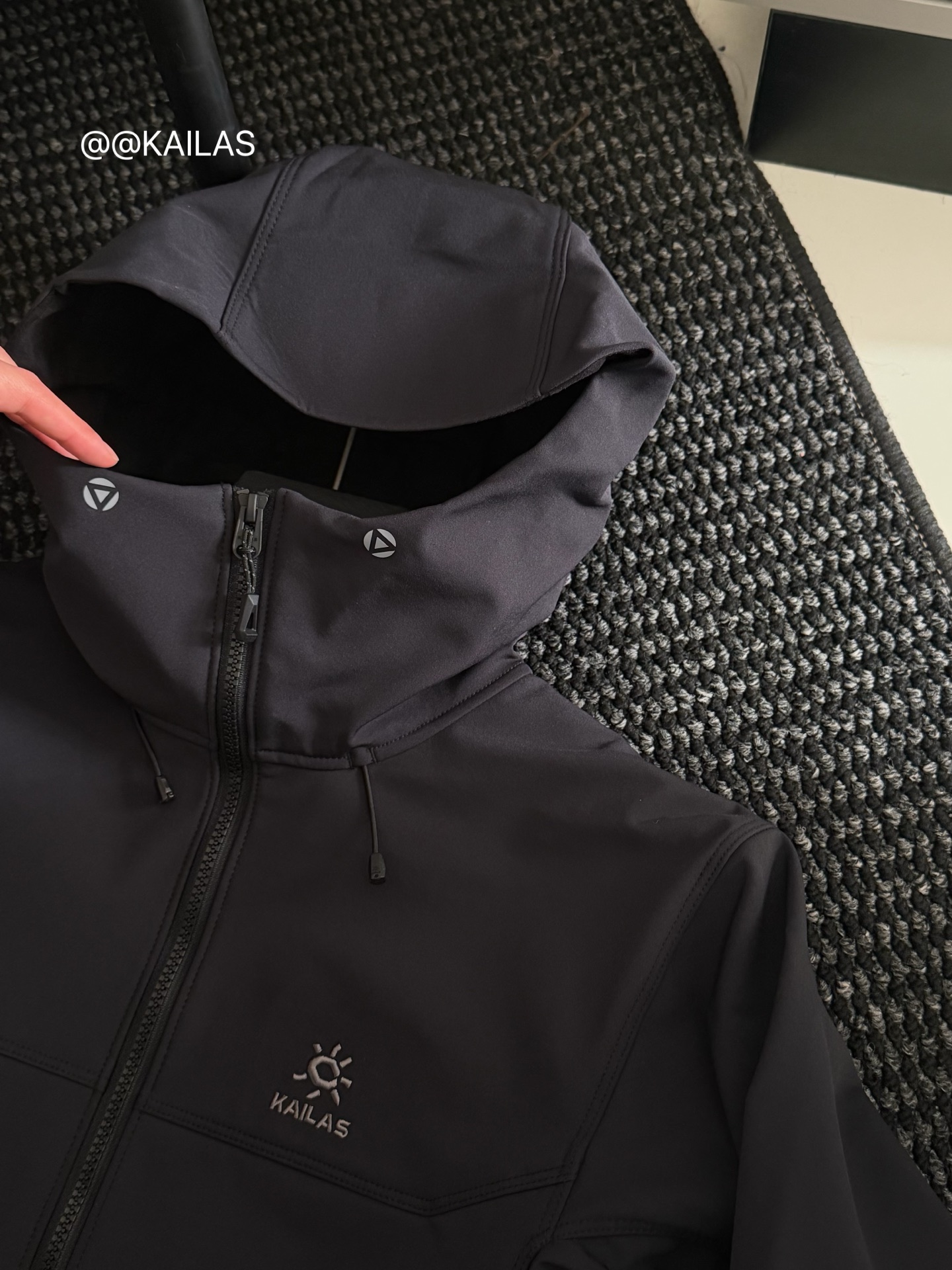 KAILAS软壳冲锋衣/玄青黑色细节