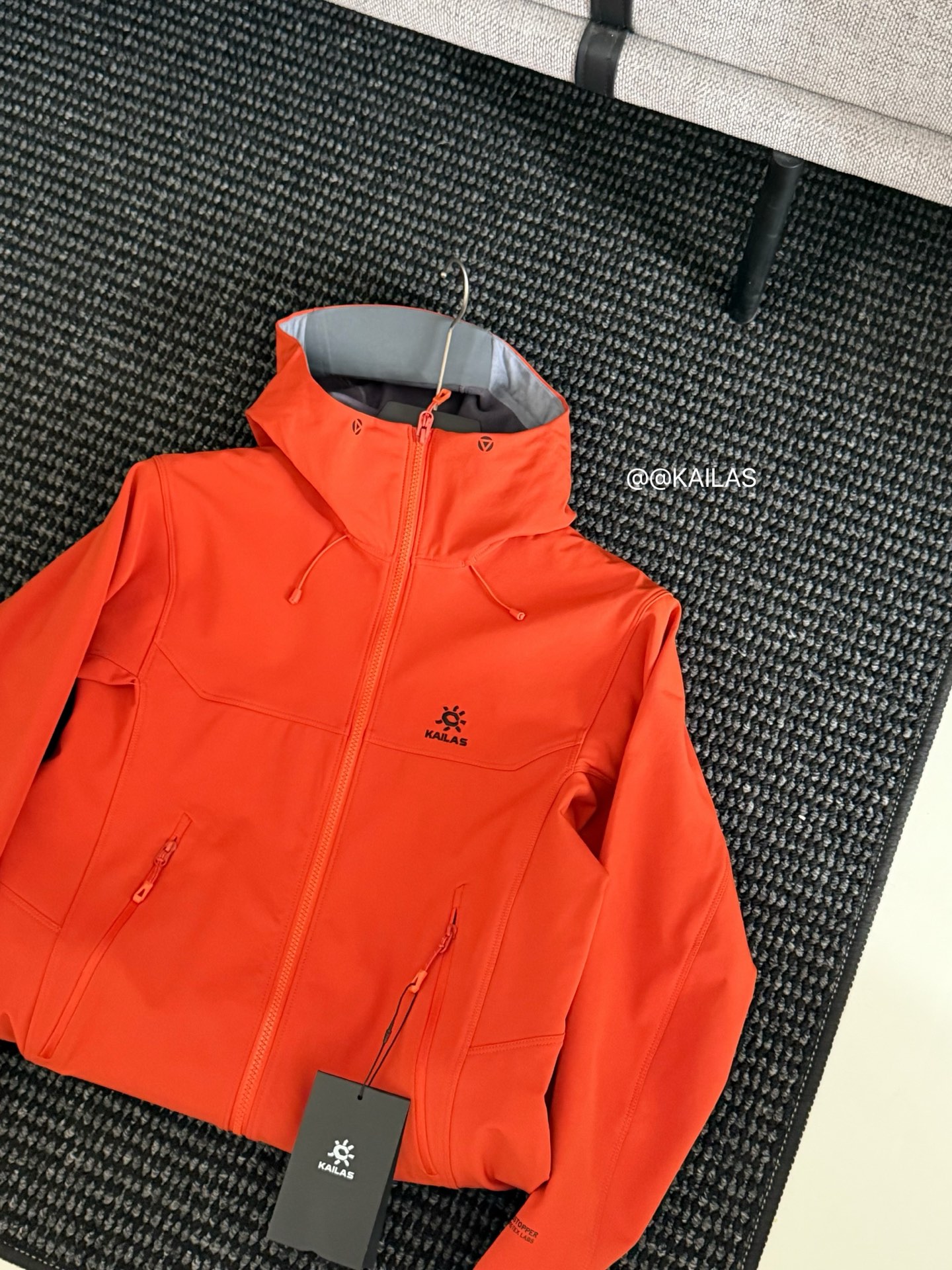 KAILAS软壳冲锋衣/氧化橙细节