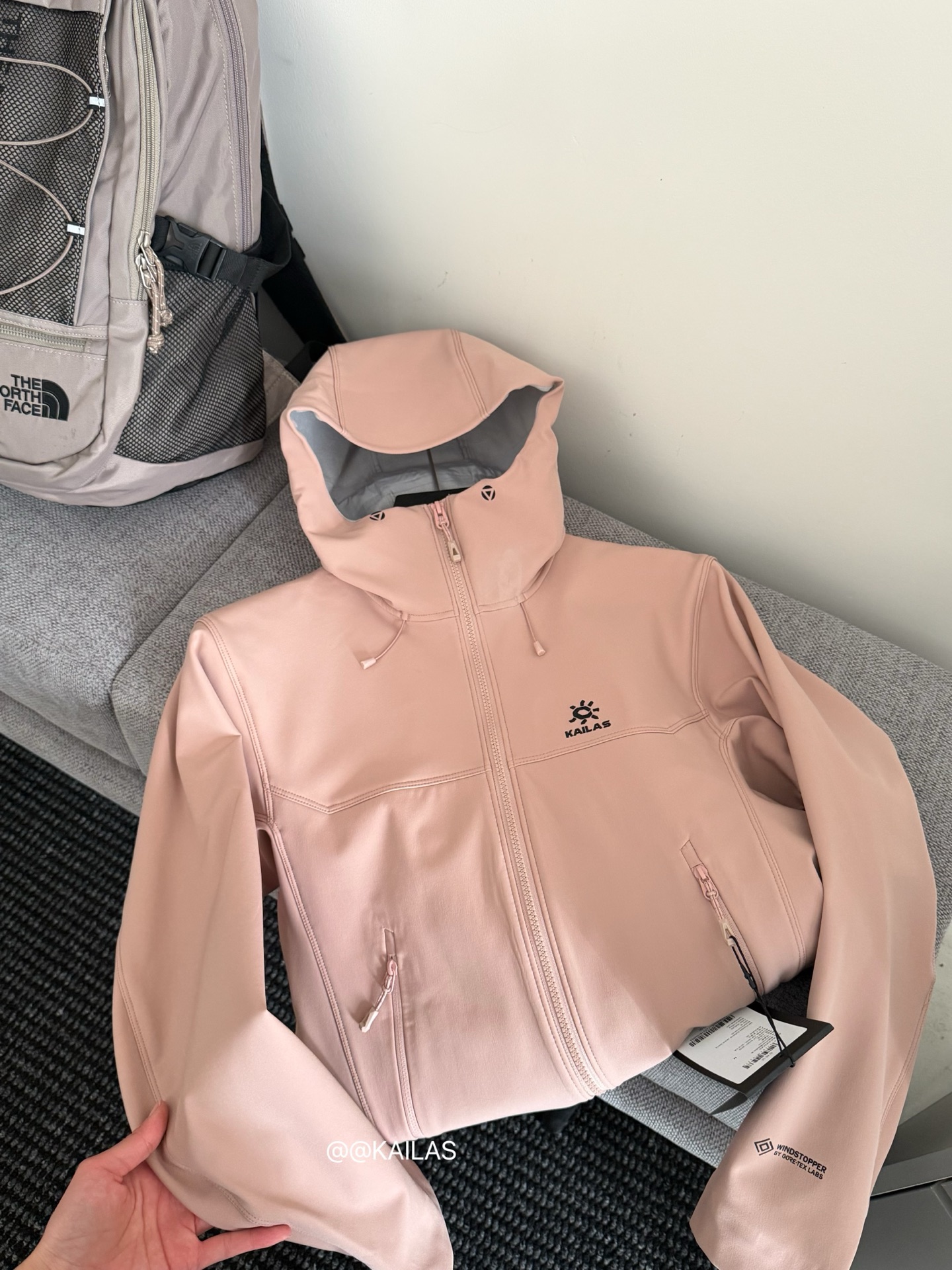 KAILAS软壳冲锋衣/夕雾粉细节
