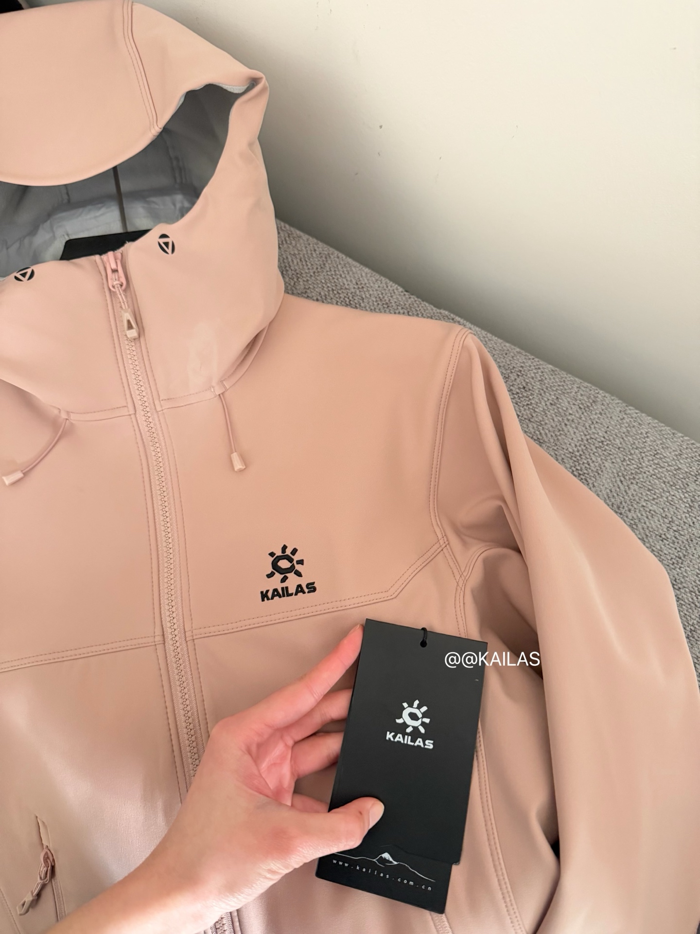 KAILAS软壳冲锋衣/夕雾粉细节