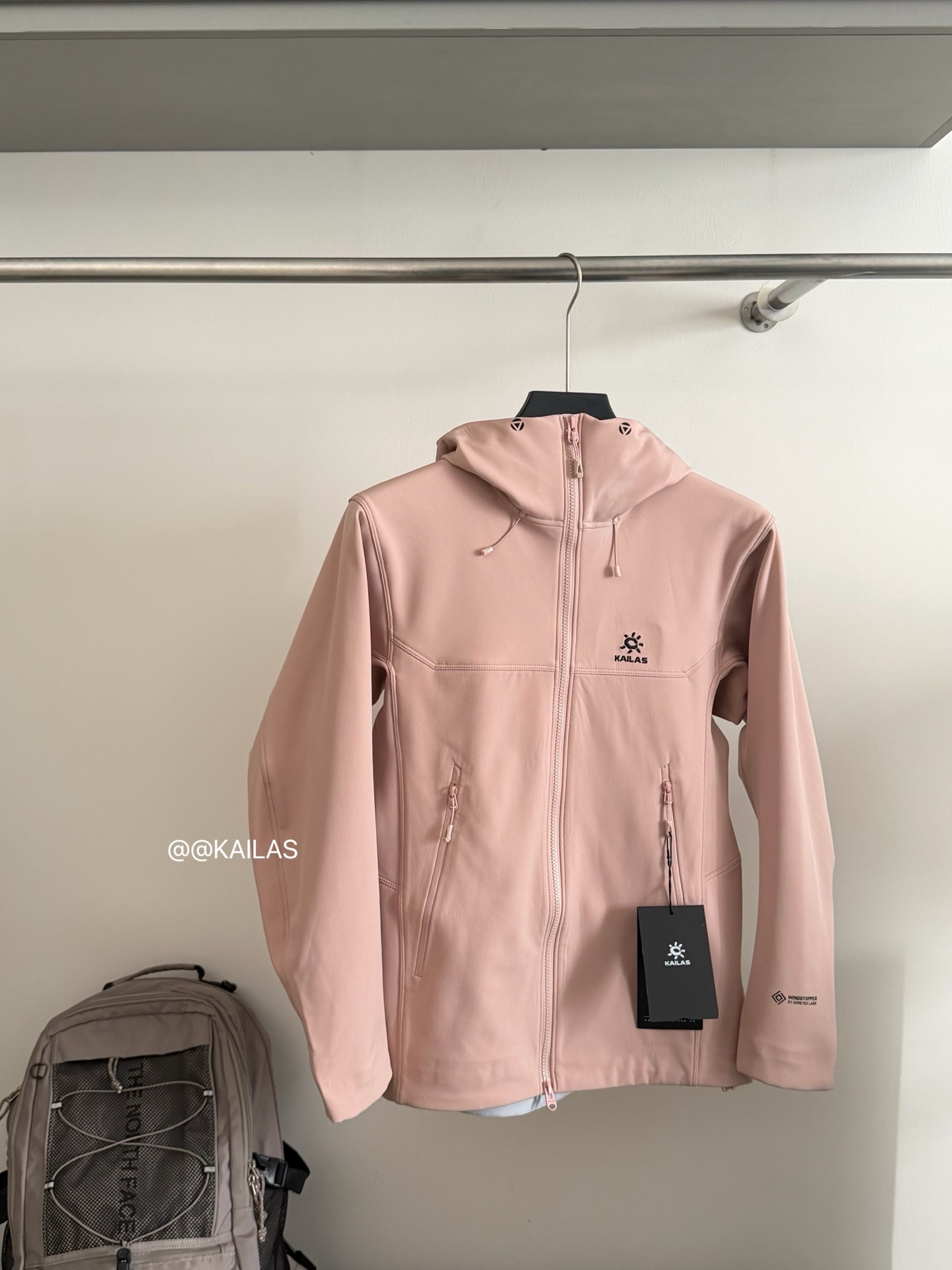 KAILAS软壳冲锋衣/夕雾粉细节