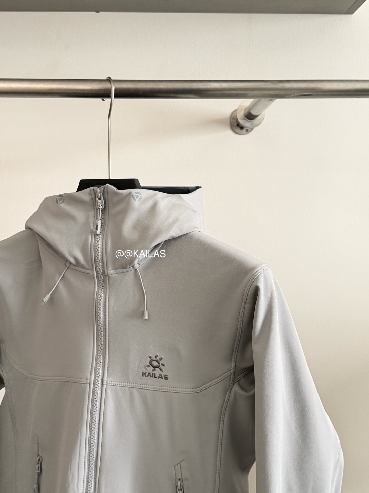 KAILAS软壳冲锋衣/隐秘灰细节