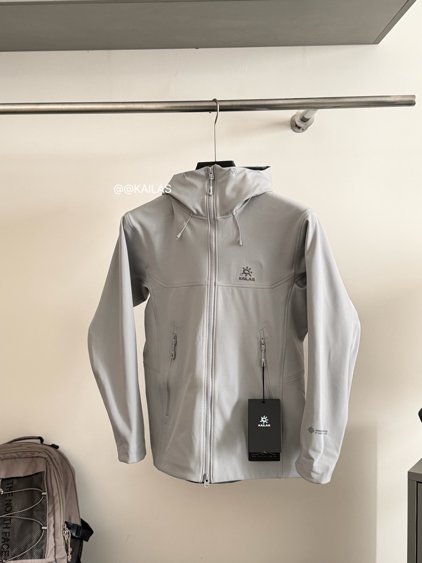 KAILAS软壳冲锋衣/隐秘灰细节