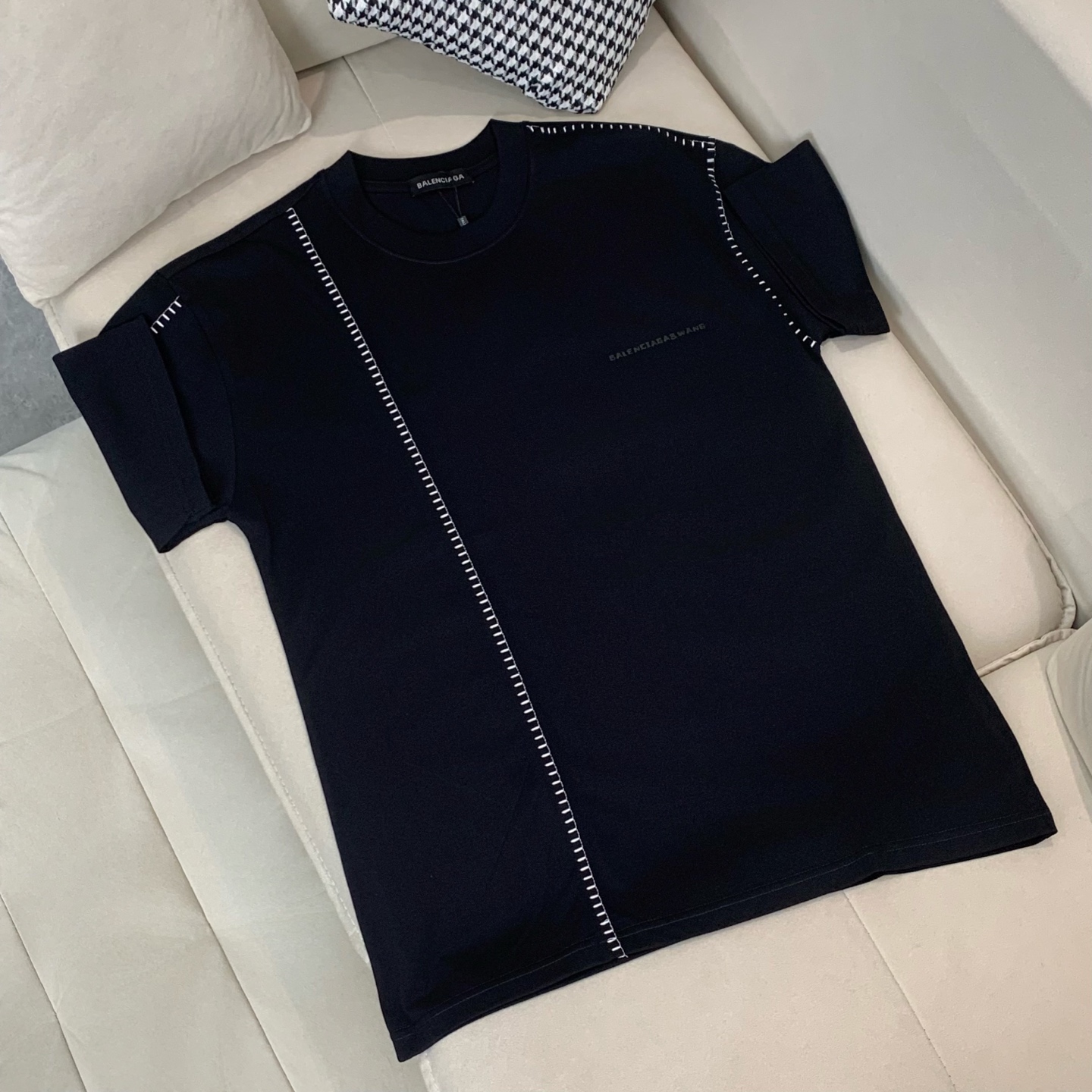 NO:130222,Majila Spring and Summer Gaoke new series of products are launched, a very fashionable and avant-garde short-sleeved T-shirt for men and women, with logo logo pattern and printing decoration!  Different from the past, it declares the design concept that has been passed down for many years in the brand!  Its eye-catchingness is no less than any classic style, perfectly presenting the fashionable, high-end and luxurious feeling in front of the world!  Made of imported materials for customers, selected high-quality fabrics, soft and soft touch, skin-friendly and delicate, the actual product is definitely beyond your imagination, color black and white Size S-2XL,,masion margiela,T-shirt,tees,t-shirt,alexander wang19860909马吉拉 春夏高克重全新系列单品上线,非常时髦前卫的一款男女同款短袖T恤,标识logo图案印花修饰！区别于以往的不同,宣示品牌传承多年的设计理念！其吸睛度完全不亚于任何经典款式,将时髦高级感与奢华感完美呈现在世人眼前！客供进口材质制成,精选优质面料,触感软糯亲肤细腻,实物到手绝对超乎你的想象, 颜色黑色 白色 尺码S-2XL,,masion margiela,T-shirt,tees，t-shirt,alexander wang,Men's clothing