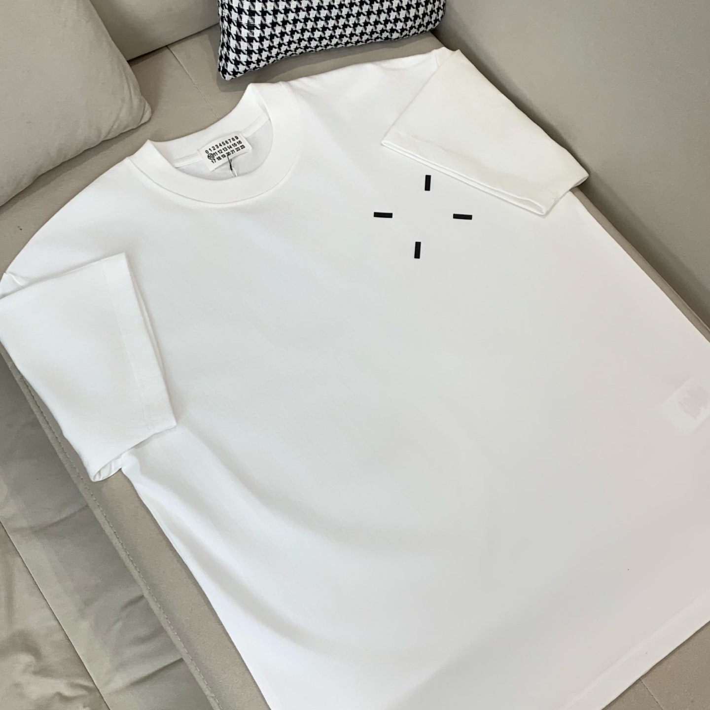 NO:130224,Majila Spring and Summer Gaoke new series of products are launched, a very fashionable and avant-garde short-sleeved T-shirt for men and women, with logo logo pattern and printing decoration!  Different from the past, it declares the design concept that has been passed down for many years in the brand!  Its eye-catchingness is no less than any classic style, perfectly presenting the fashionable, high-end and luxurious feeling in front of the world!  Made of imported materials for customers, selected high-quality fabrics, soft and soft touch, skin-friendly and delicate, the actual product is definitely beyond your imagination, color black and white Size S-2XL,,masion margiela,T-shirt,tees,t-shirt,alexander wang19860909马吉拉 春夏高克重全新系列单品上线,非常时髦前卫的一款男女同款短袖T恤,标识logo图案印花修饰！区别于以往的不同,宣示品牌传承多年的设计理念！其吸睛度完全不亚于任何经典款式,将时髦高级感与奢华感完美呈现在世人眼前！客供进口材质制成,精选优质面料,触感软糯亲肤细腻,实物到手绝对超乎你的想象, 颜色黑色 白色 尺码S-2XL,,masion margiela,T-shirt,tees，t-shirt,alexander wang,Men's clothing