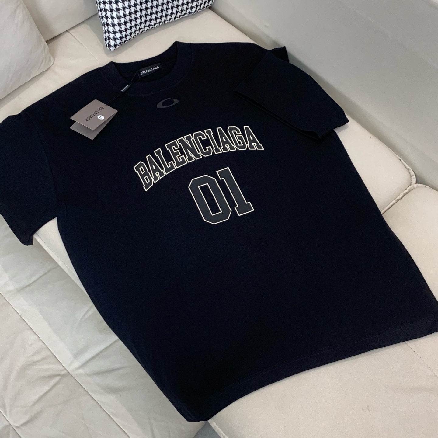 NO:130226,Paris Spring and Summer Gaoke new series of products are launched, a very fashionable and avant-garde short-sleeved T-shirt for men and women, with logo logo pattern and printing decoration!  Different from the past, it declares the design concept that has been passed down for many years in the brand!  Its eye-catchingness is no less than any classic style, perfectly presenting the fashionable, high-end and luxurious feeling in front of the world!  Made of imported materials for customers, selected high-quality fabrics, soft and soft touch, skin-friendly and delicate, the actual product is definitely beyond your imagination, color black and white Size S-2XL, T-shirt,tees, t-shirt,alexander wang19860909巴黎 春夏高克重全新系列单品上线,非常时髦前卫的一款男女同款短袖T恤,标识logo图案印花修饰！区别于以往的不同,宣示品牌传承多年的设计理念！其吸睛度完全不亚于任何经典款式,将时髦高级感与奢华感完美呈现在世人眼前！客供进口材质制成,精选优质面料,触感软糯亲肤细腻,实物到手绝对超乎你的想象, 颜色黑色 白色 尺码S-2XL,,T-shirt,tees，t-shirt,alexander wang,Men's clothing