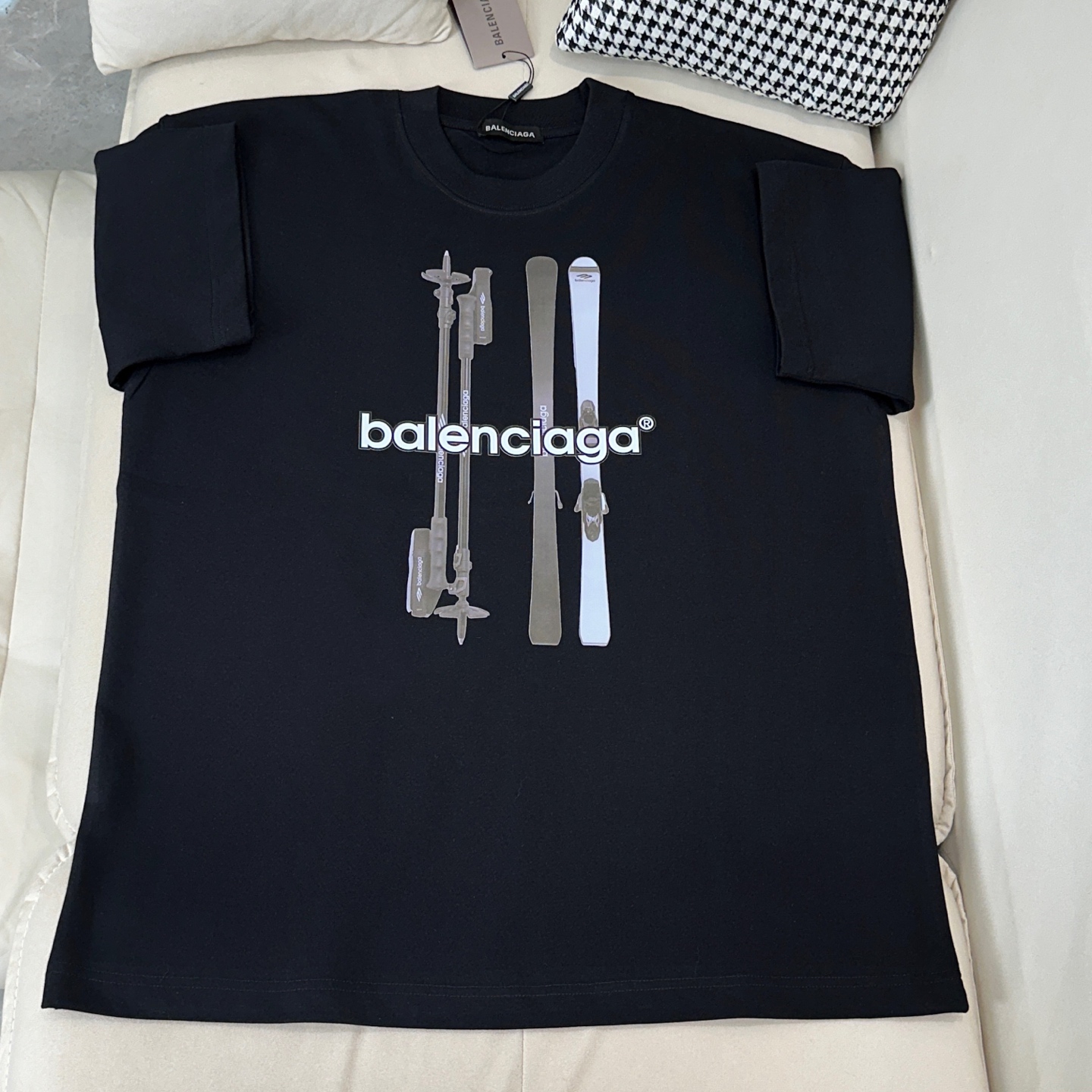 NO:130236,Paris Summer Gaucho series is launched, a very fashionable and avant-garde short-sleeved T-shirt for men and women, with logo logo pattern and print modification!  Different from the past, it declares the design concept that has been passed down for many years in the brand!  Its eye-catchingness is no less than any classic style, perfectly presenting the fashionable, high-end and luxurious feeling in front of the world!  Made of imported materials for customers, selected high-quality fabrics, soft and soft touch, skin-friendly and delicate, the actual product is definitely beyond your imagination, color black and white Size S-2XL, T-shirt,tees, t-shirt,alexander wang19860909巴黎 夏季高克重全新系列单品上线,非常时髦前卫的一款男女同款短袖T恤,标识logo图案印花修饰！区别于以往的不同,宣示品牌传承多年的设计理念！其吸睛度完全不亚于任何经典款式,将时髦高级感与奢华感完美呈现在世人眼前！客供进口材质制成,精选优质面料,触感软糯亲肤细腻,实物到手绝对超乎你的想象, 颜色黑色 白色 尺码S-2XL,,T-shirt,tees，t-shirt,alexander wang,Men's clothing