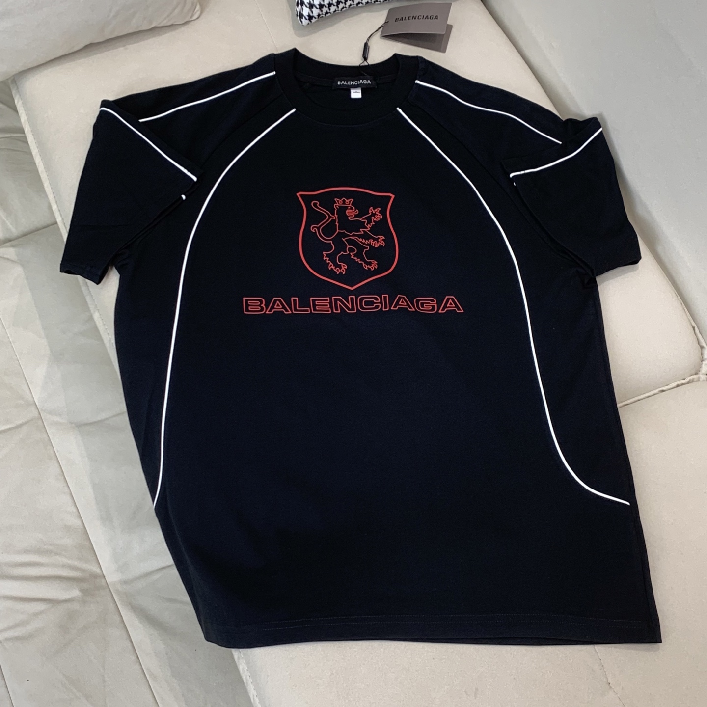 NO:130237,Paris Summer Gaucho series is launched, a very fashionable and avant-garde short-sleeved T-shirt for men and women, with logo logo pattern and print modification!  Different from the past, it declares the design concept that has been passed down for many years in the brand!  Its eye-catchingness is no less than any classic style, perfectly presenting the fashionable, high-end and luxurious feeling in front of the world!  Made of imported materials for customers, selected high-quality fabrics, soft and soft touch, skin-friendly and delicate, the actual product is definitely beyond your imagination, black color gray Size S-2XL,,T-shirt,tees,t-shirt,alexander wang19860909巴黎 夏季高克重全新系列单品上线,非常时髦前卫的一款男女同款短袖T恤,标识logo图案印花修饰！区别于以往的不同,宣示品牌传承多年的设计理念！其吸睛度完全不亚于任何经典款式,将时髦高级感与奢华感完美呈现在世人眼前！客供进口材质制成,精选优质面料,触感软糯亲肤细腻,实物到手绝对超乎你的想象, 颜色黑色 灰色 尺码S-2XL,,T-shirt,tees，t-shirt,alexander wang,Men's clothing