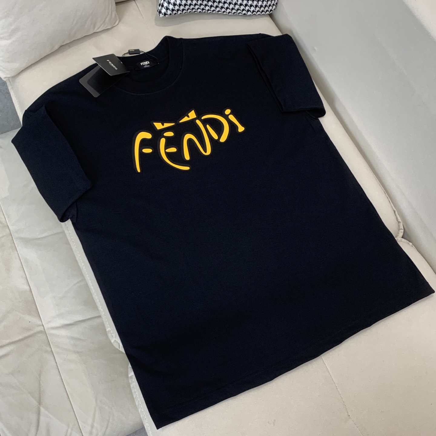NO:130239,Fendi Summer Gauke New Series is launched, a very fashionable and avant-garde short-sleeved T-shirt for men and women, with logo logo pattern and print modification!  Different from the past, it declares the design concept that has been passed down for many years in the brand!  Its eye-catchingness is no less than any classic style, perfectly presenting the fashionable, high-end and luxurious feeling in front of the world!  Made of imported materials for customers, selected high-quality fabrics, soft and soft touch, skin-friendly and delicate, the actual product is definitely beyond your imagination, color black and white Size S-2XL, fendi, T-shirt,tees, t-shirt,alexander wang19860909芬迪 夏季高克重全新系列单品上线,非常时髦前卫的一款男女同款短袖T恤,标识logo图案印花修饰！区别于以往的不同,宣示品牌传承多年的设计理念！其吸睛度完全不亚于任何经典款式,将时髦高级感与奢华感完美呈现在世人眼前！客供进口材质制成,精选优质面料,触感软糯亲肤细腻,实物到手绝对超乎你的想象, 颜色黑色 白色 尺码S-2XL,,fendi,T-shirt,tees，t-shirt,alexander wang,Men's clothing