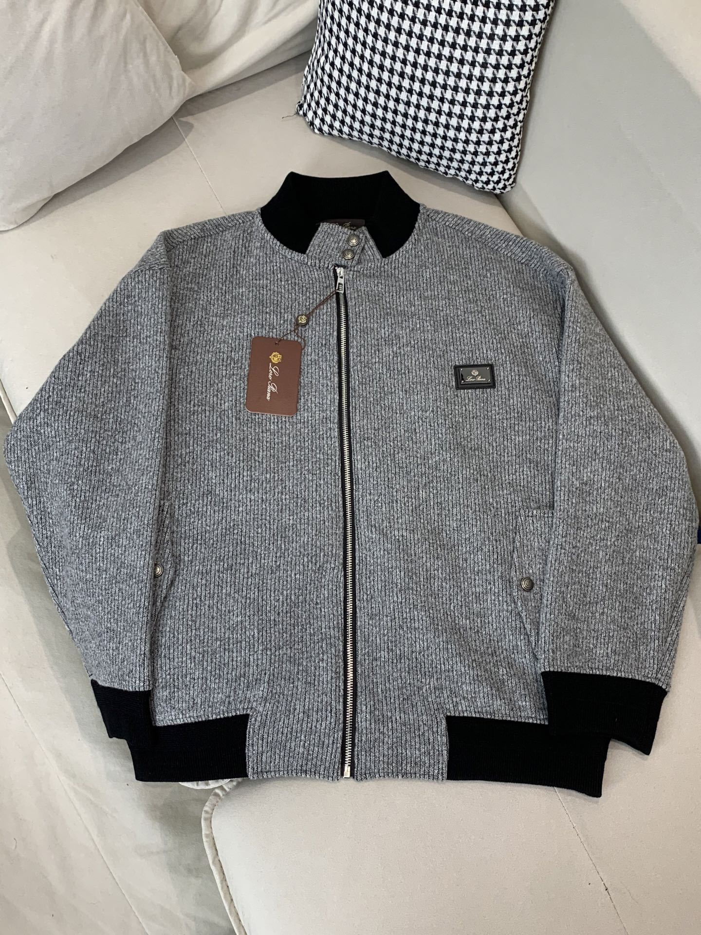 Loro Piana&lP🆕FW2025新款针织毛呢夹克外套。全系采用原版五金，领口及袖口下摆采用弹力螺