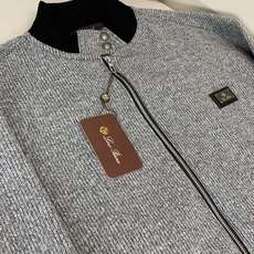 Loro Piana&lP🆕FW2025新款针织毛呢夹克外套。全系采用原版五金,领口及袖口下摆采用弹力螺 Loro Piana&lP🆕FW2025新款针织毛呢夹克外套。全系采用原版五金,领口及袖口下摆采用弹力螺