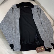 Loro Piana&lP🆕FW2025新款针织毛呢夹克外套。全系采用原版五金,领口及袖口下摆采用弹力螺 Loro Piana&lP🆕FW2025新款针织毛呢夹克外套。全系采用原版五金,领口及袖口下摆采用弹力螺