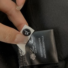 Loro Piana&lP🆕FW2025新款针织毛呢夹克外套。全系采用原版五金,领口及袖口下摆采用弹力螺 Loro Piana&lP🆕FW2025新款针织毛呢夹克外套。全系采用原版五金,领口及袖口下摆采用弹力螺