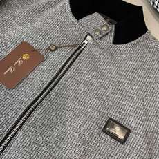 Loro Piana&lP🆕FW2025新款针织毛呢夹克外套。全系采用原版五金,领口及袖口下摆采用弹力螺 Loro Piana&lP🆕FW2025新款针织毛呢夹克外套。全系采用原版五金,领口及袖口下摆采用弹力螺