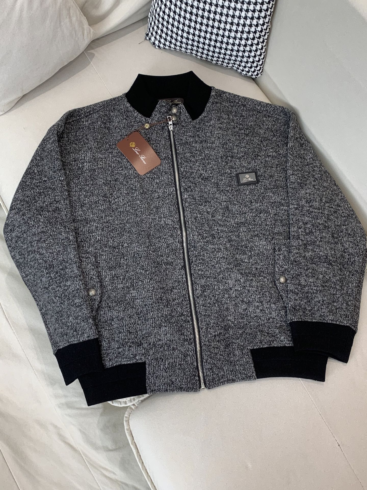 Loro Piana&lP🆕FW2025新款针织毛呢夹克外套。全系采用原版五金，领口及袖口下摆采用弹力螺