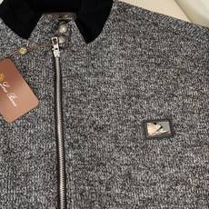 Loro Piana&lP🆕FW2025新款针织毛呢夹克外套。全系采用原版五金,领口及袖口下摆采用弹力螺 Loro Piana&lP🆕FW2025新款针织毛呢夹克外套。全系采用原版五金,领口及袖口下摆采用弹力螺