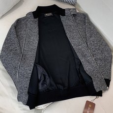 Loro Piana&lP🆕FW2025新款针织毛呢夹克外套。全系采用原版五金,领口及袖口下摆采用弹力螺 Loro Piana&lP🆕FW2025新款针织毛呢夹克外套。全系采用原版五金,领口及袖口下摆采用弹力螺